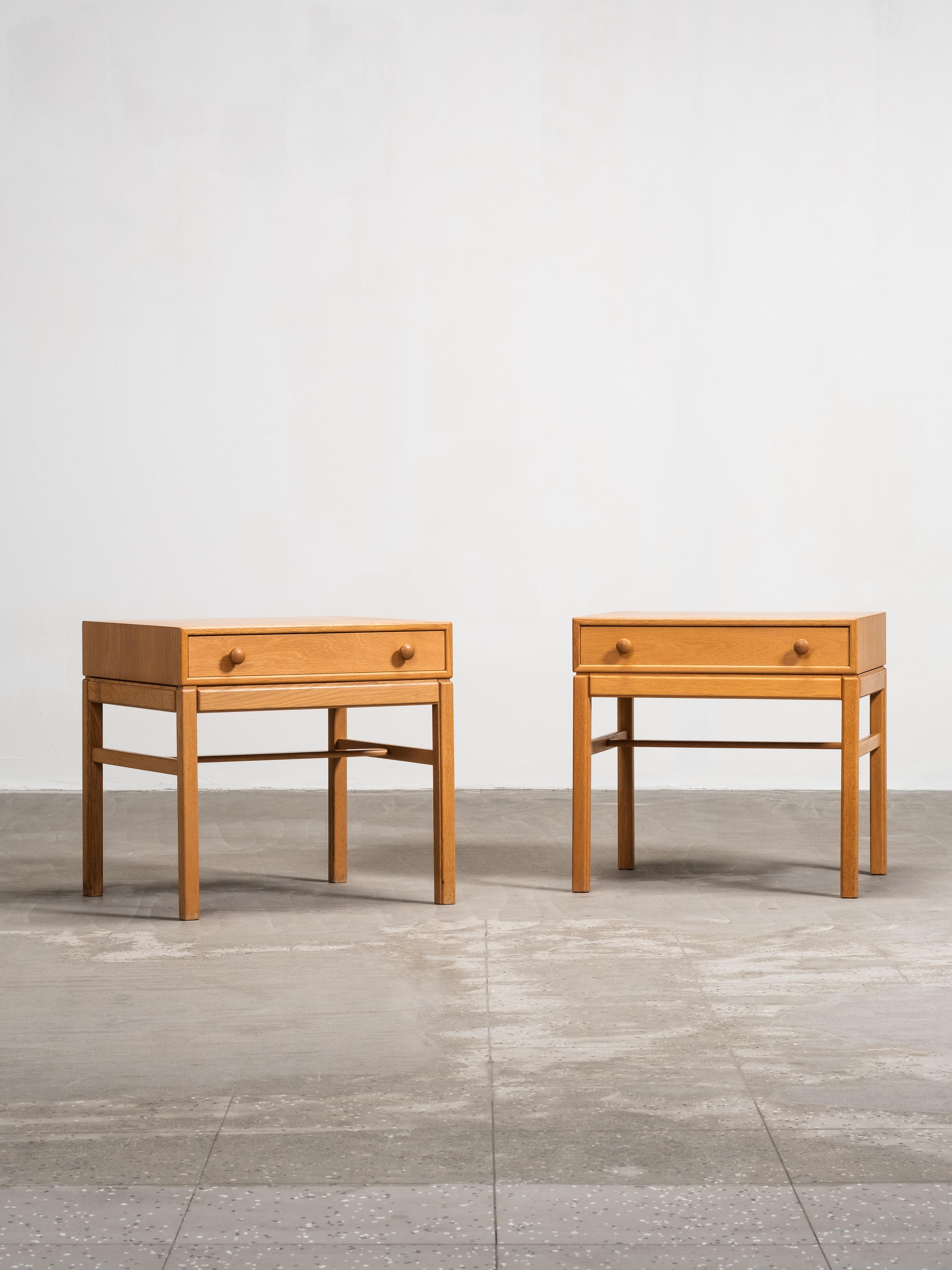 Suédois Paire de tables de chevet en chêne Model No No par Engström & Myrstrand, Suède, années 1960 en vente