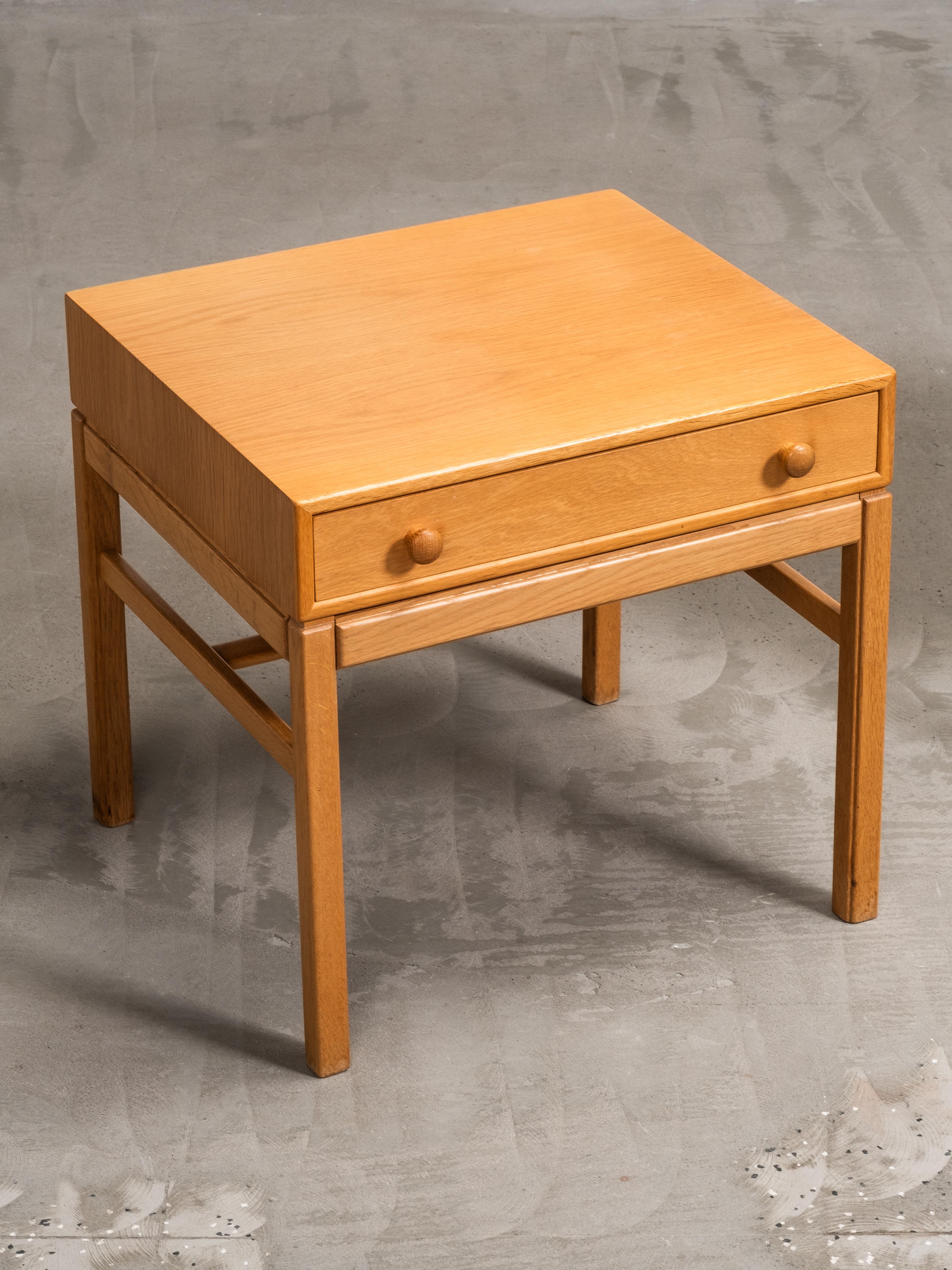 Paire de tables de chevet en chêne Model No No par Engström & Myrstrand, Suède, années 1960 Bon état - En vente à Karis, Nyland
