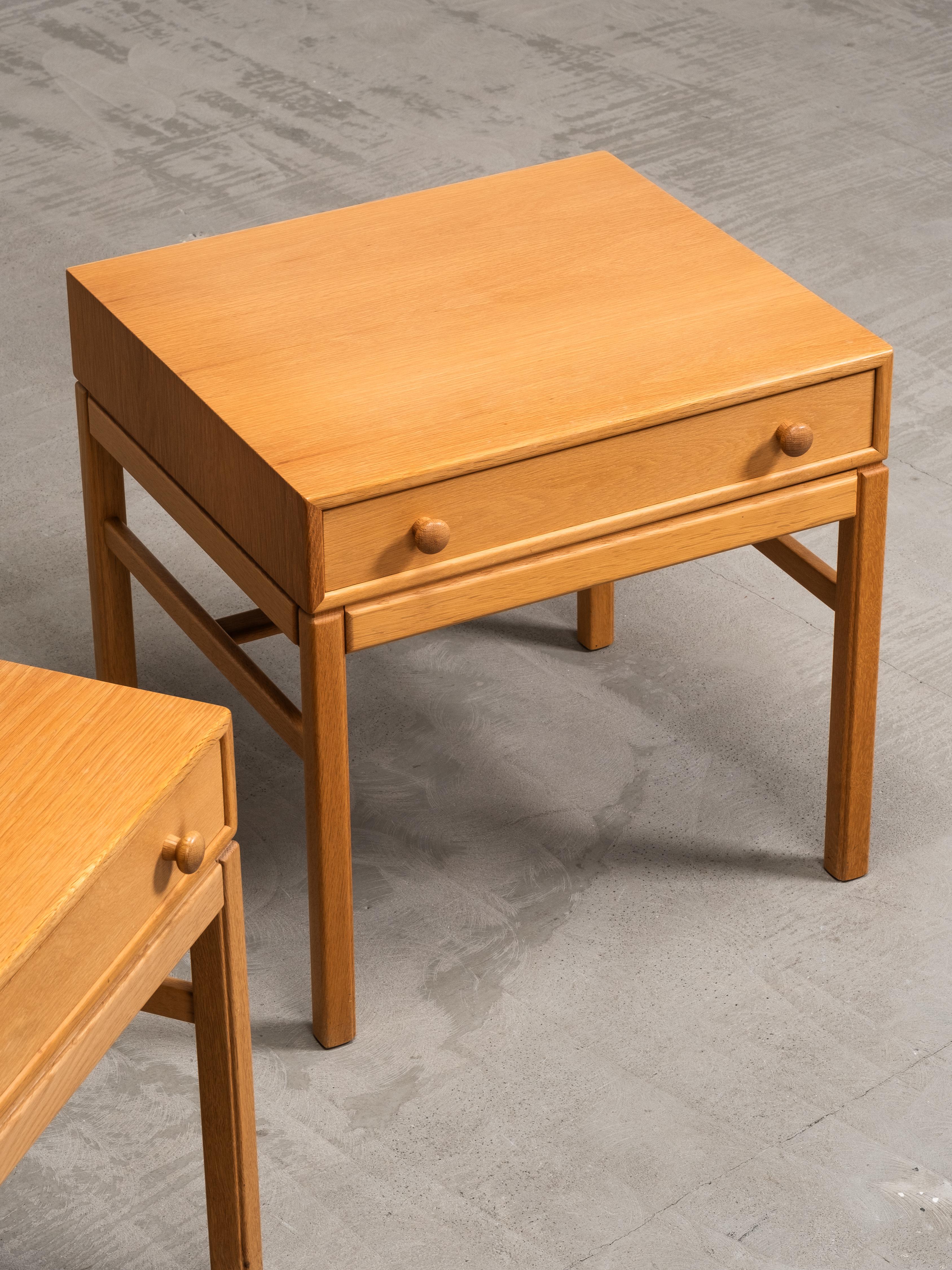Milieu du XXe siècle Paire de tables de chevet en chêne Model No No par Engström & Myrstrand, Suède, années 1960 en vente