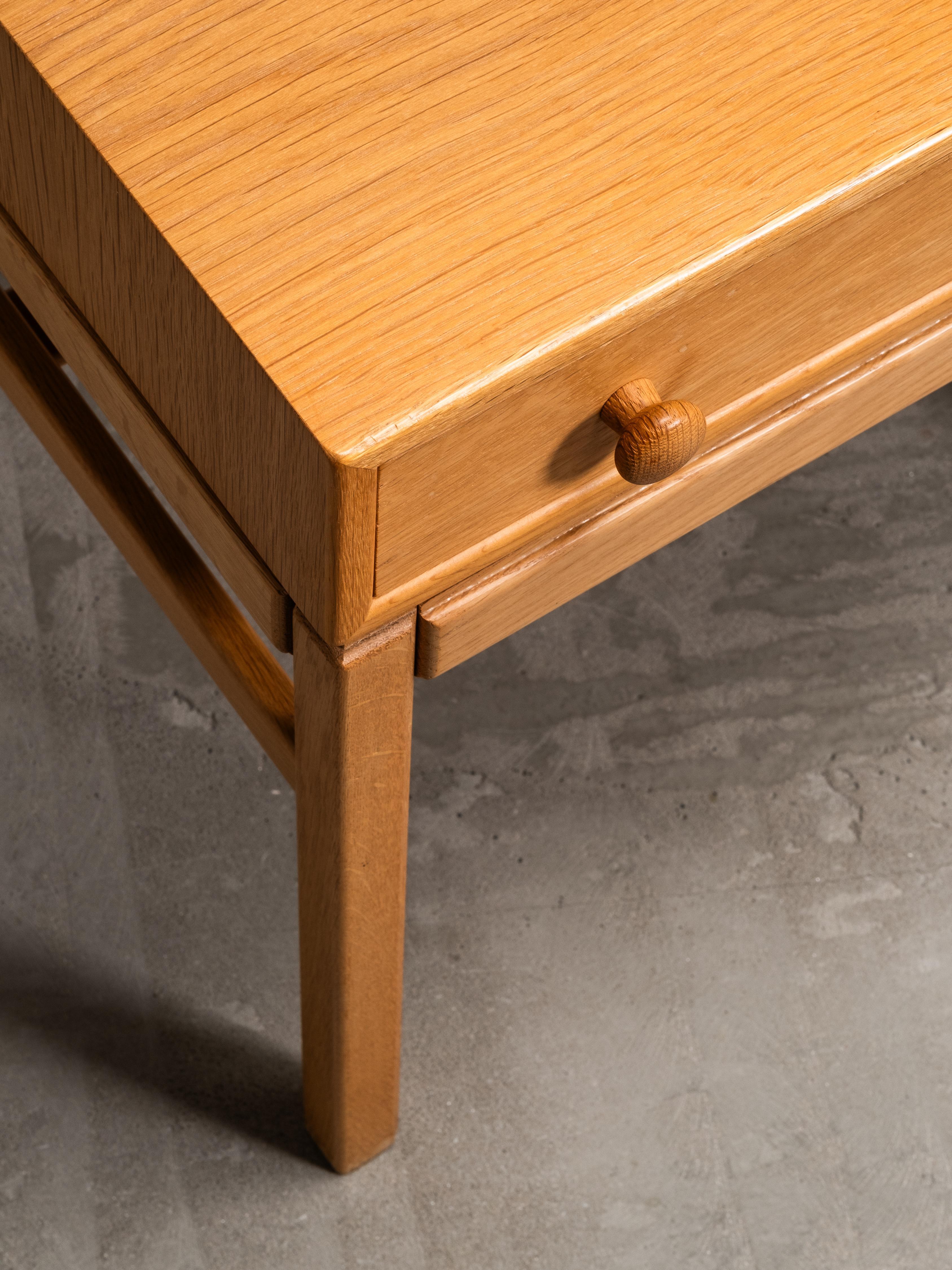 Chêne Paire de tables de chevet en chêne Model No No par Engström & Myrstrand, Suède, années 1960 en vente