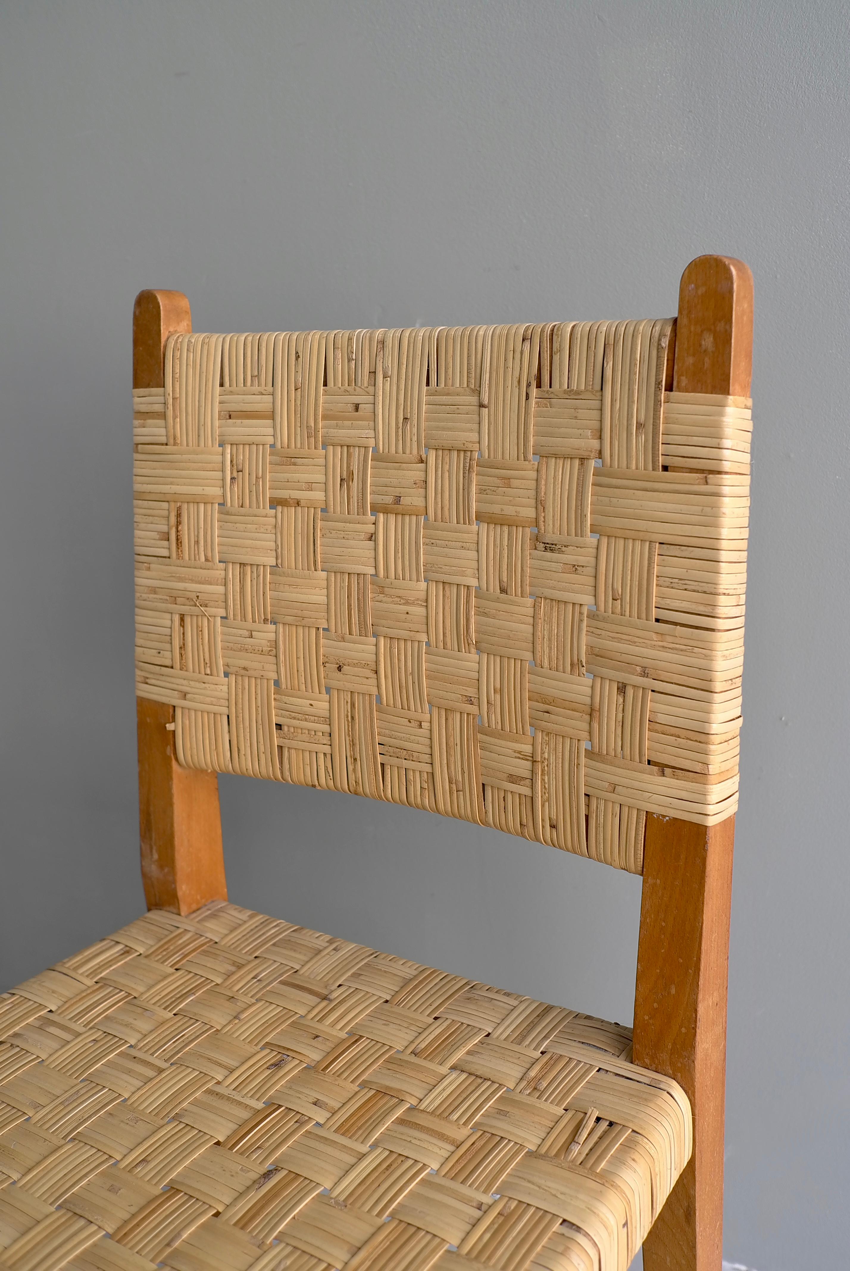 Mid-Century Modern Paire de chaises en chêne avec tissu d'ameublement en rotin dans le style de Pierre Jeanneret en vente