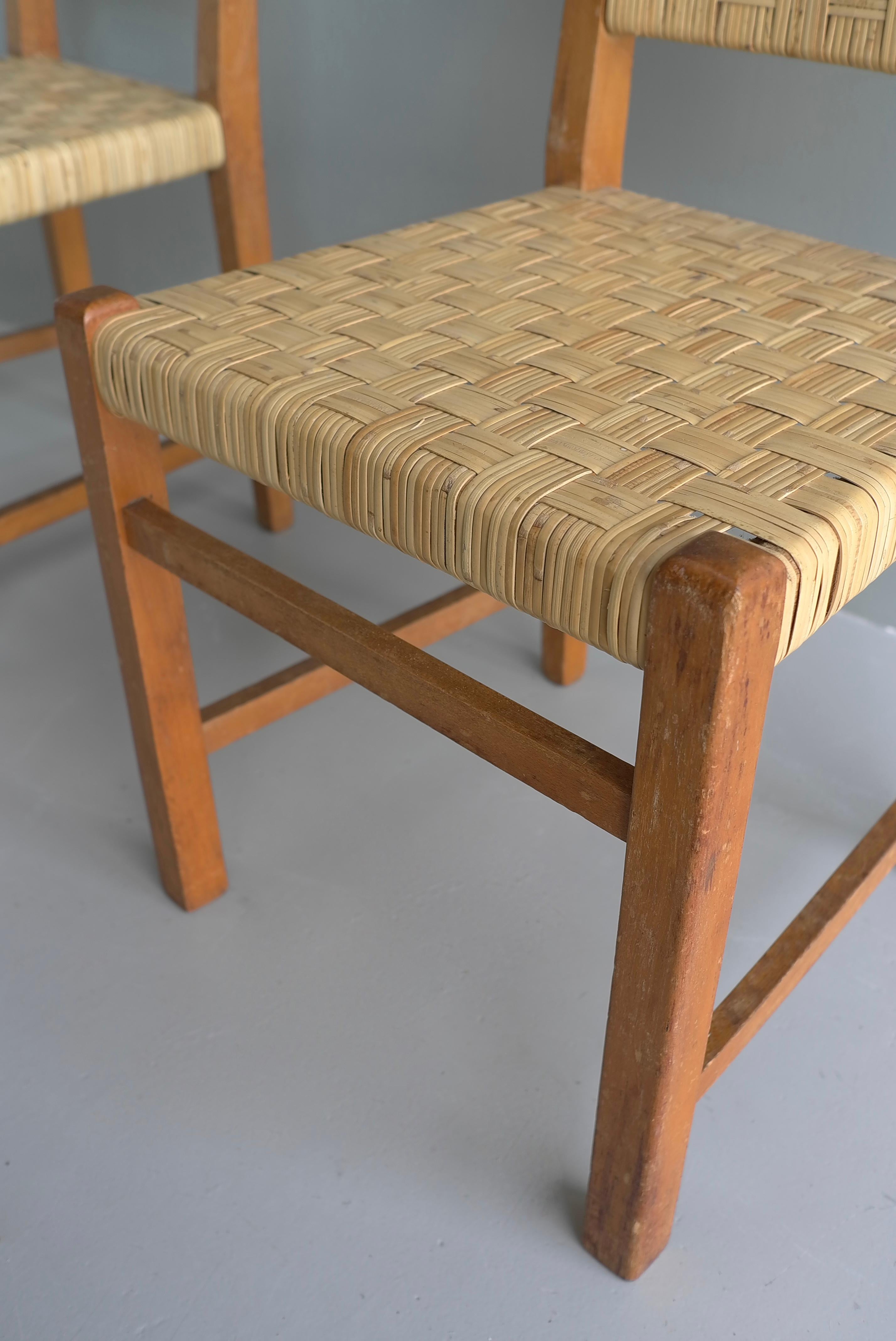 Français Paire de chaises en chêne avec tissu d'ameublement en rotin dans le style de Pierre Jeanneret en vente