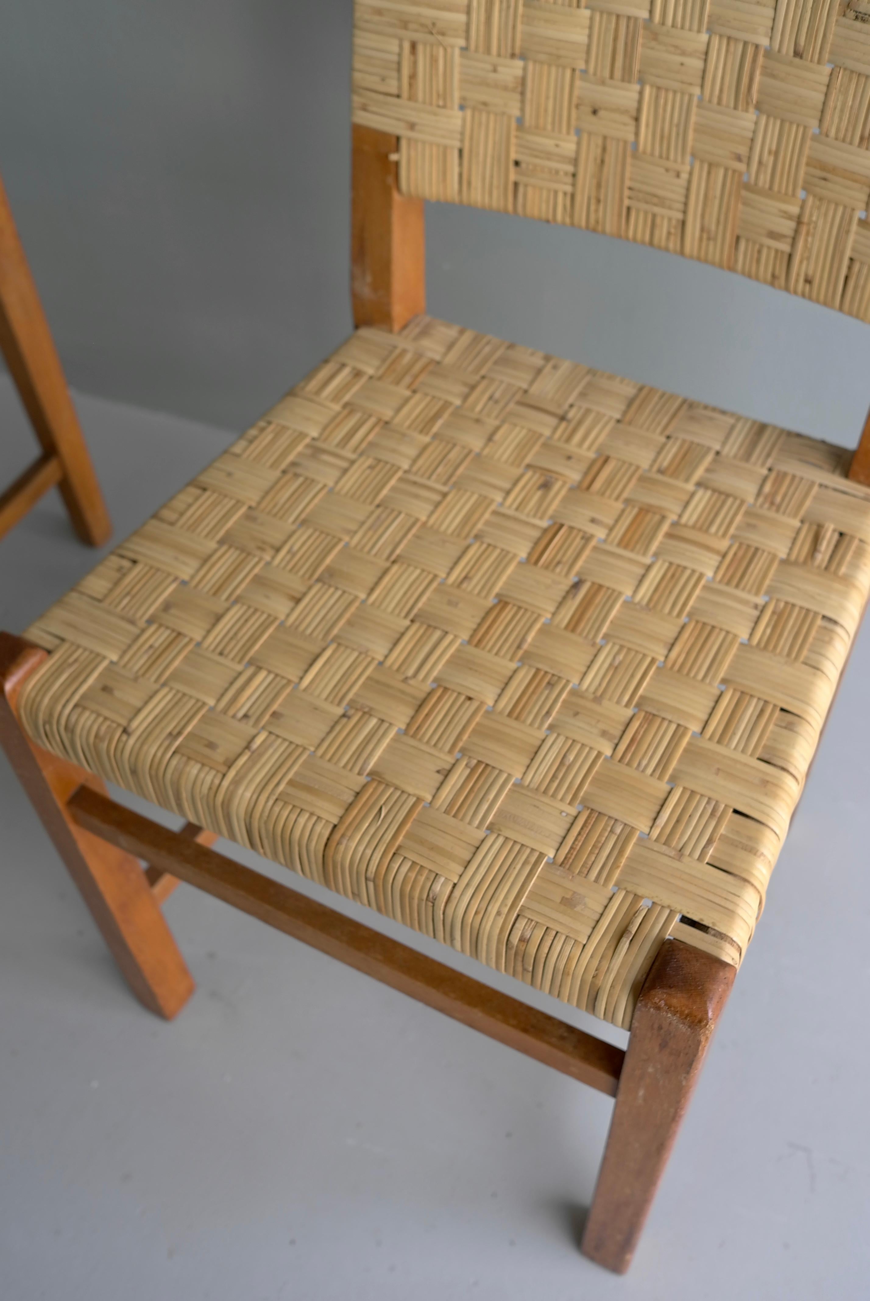 Milieu du XXe siècle Paire de chaises en chêne avec tissu d'ameublement en rotin dans le style de Pierre Jeanneret en vente