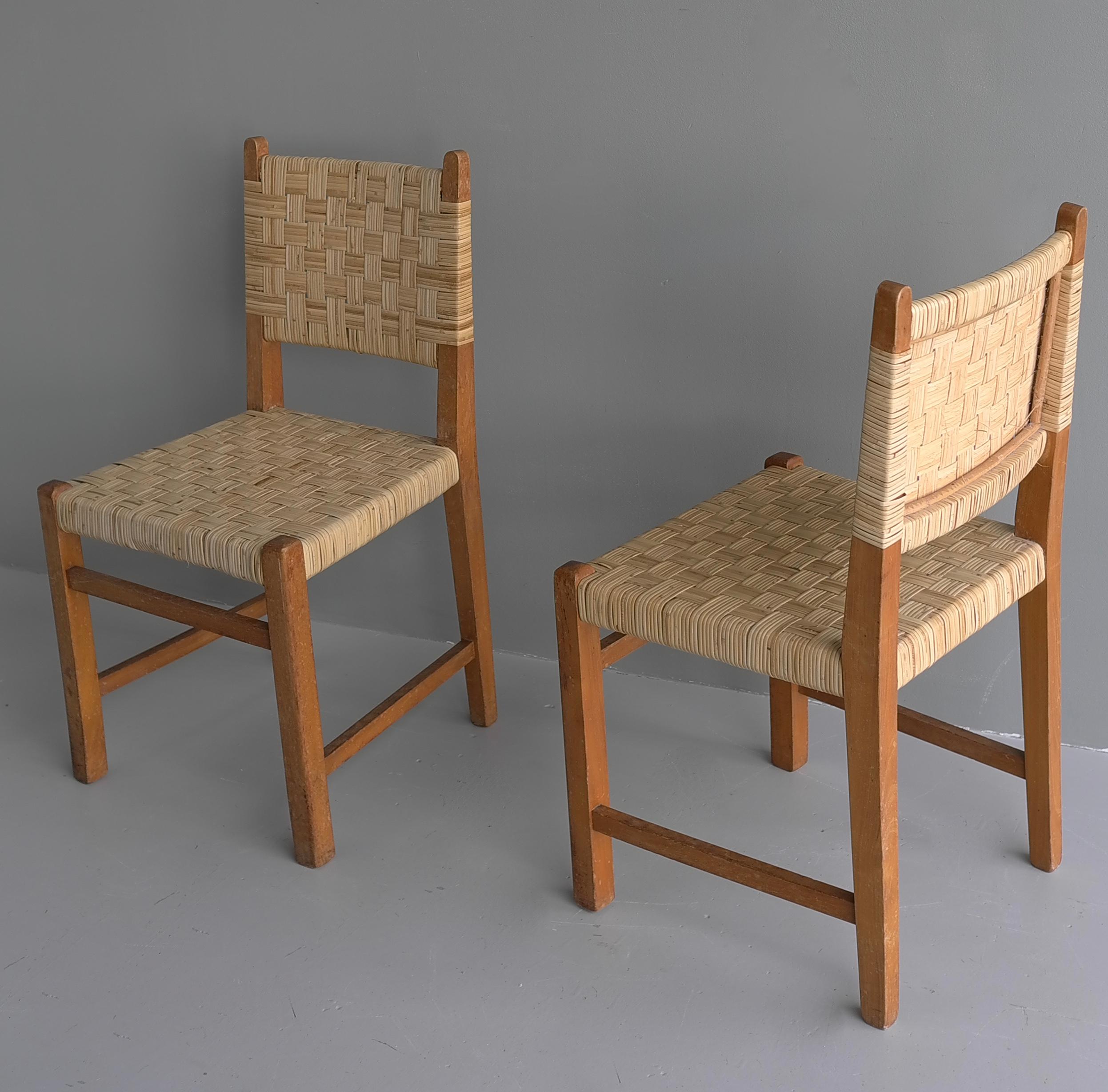 Paar Eichenholzstühle mit Rohrpolsterung im Stil von Pierre Jeanneret (Gehstock) im Angebot