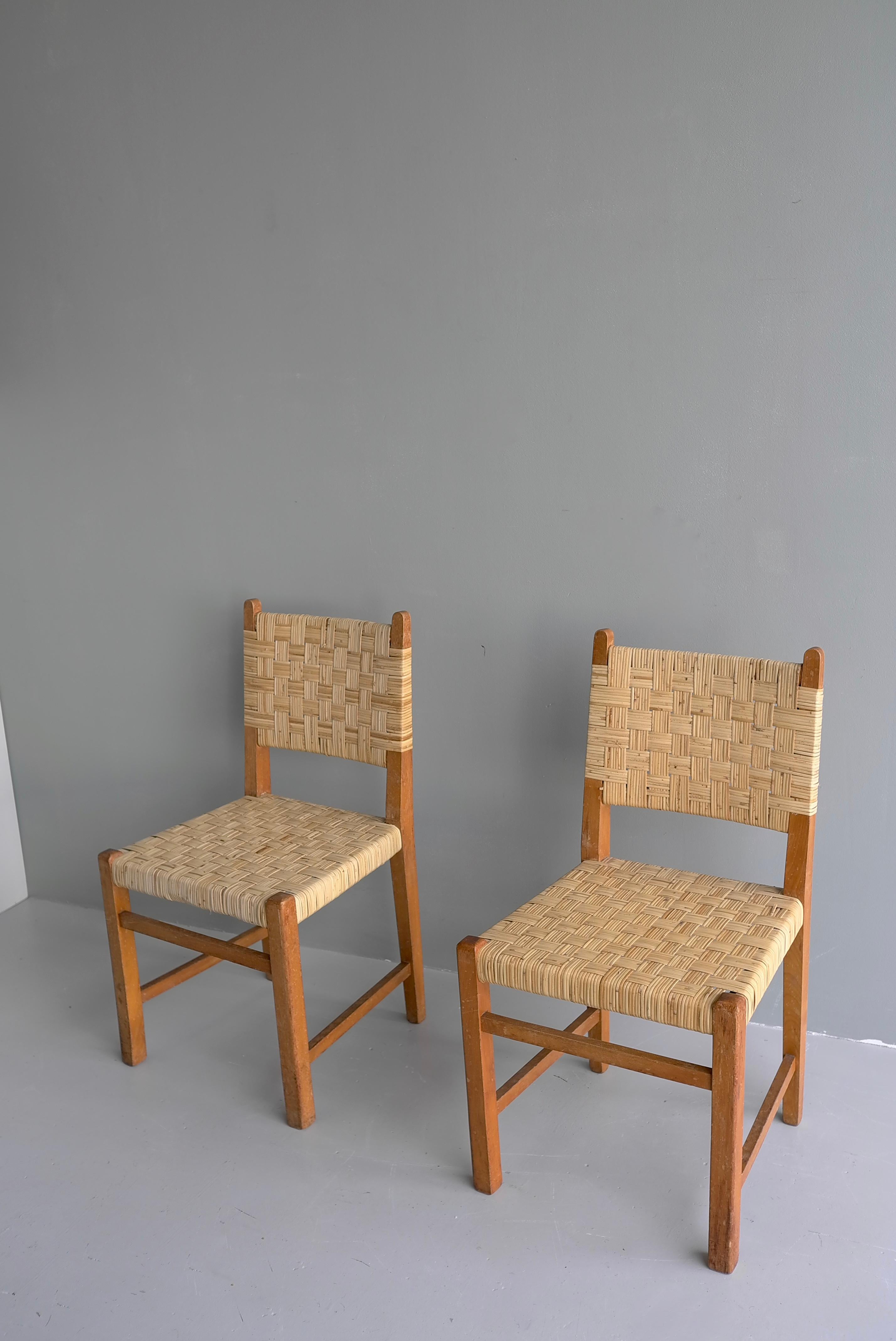 Paar Eichenholzstühle mit Rohrpolsterung im Stil von Pierre Jeanneret im Angebot 1