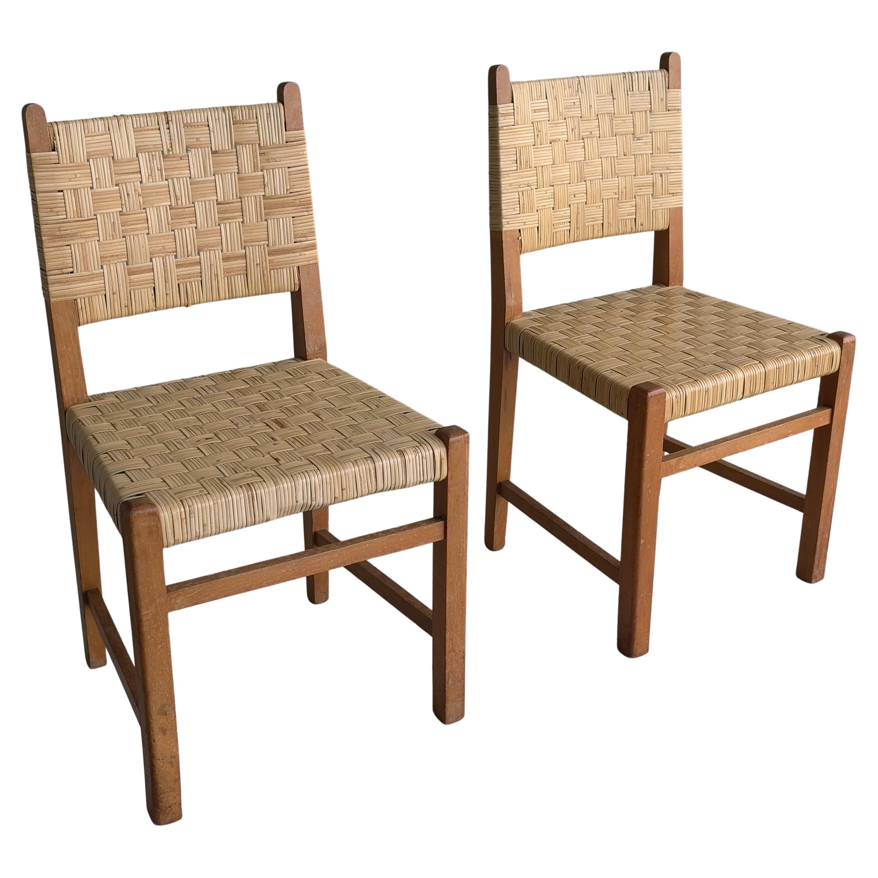 Paire de chaises en chêne avec tissu d'ameublement en rotin dans le style de Pierre Jeanneret en vente