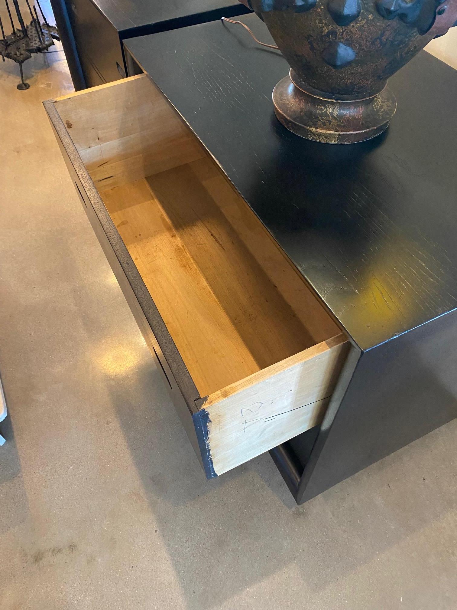 Coppia di cassapanche in Oak con finitura in ebano, stile Wormley, Francia, anni '50 in vendita 7
