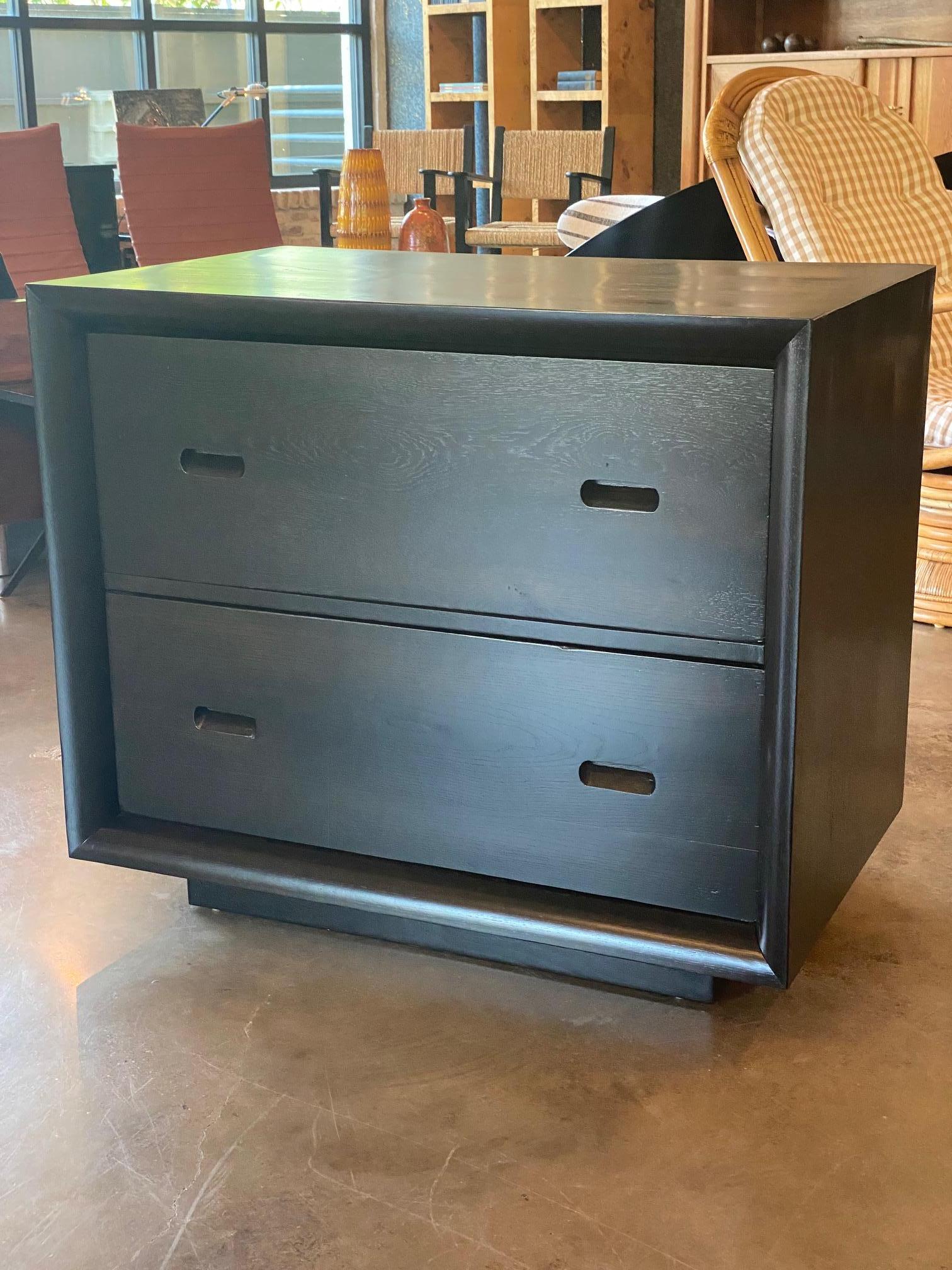 Mid-Century moderno Coppia di cassapanche in Oak con finitura in ebano, stile Wormley, Francia, anni '50 in vendita