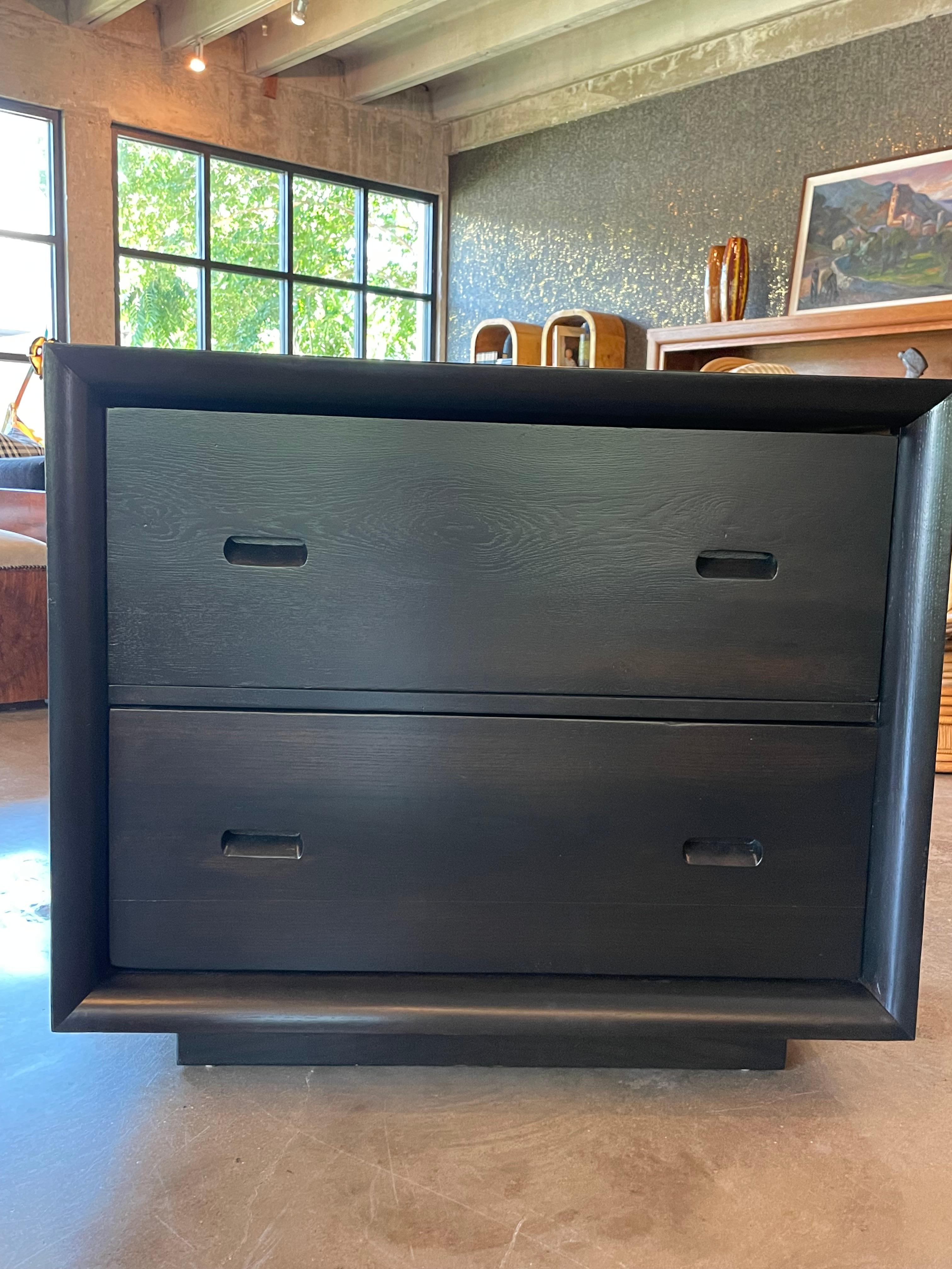 Coppia di cassapanche in Oak con finitura in ebano, stile Wormley, Francia, anni '50 In condizioni buone in vendita a Austin, TX