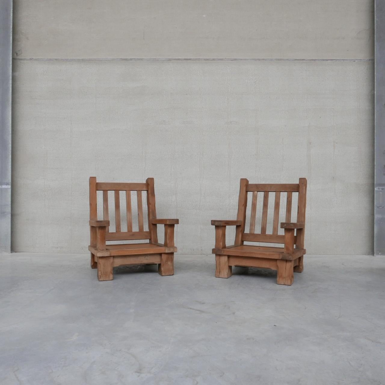Paar klobige brutalistische französische Sessel aus Eiche (Französisch) im Angebot