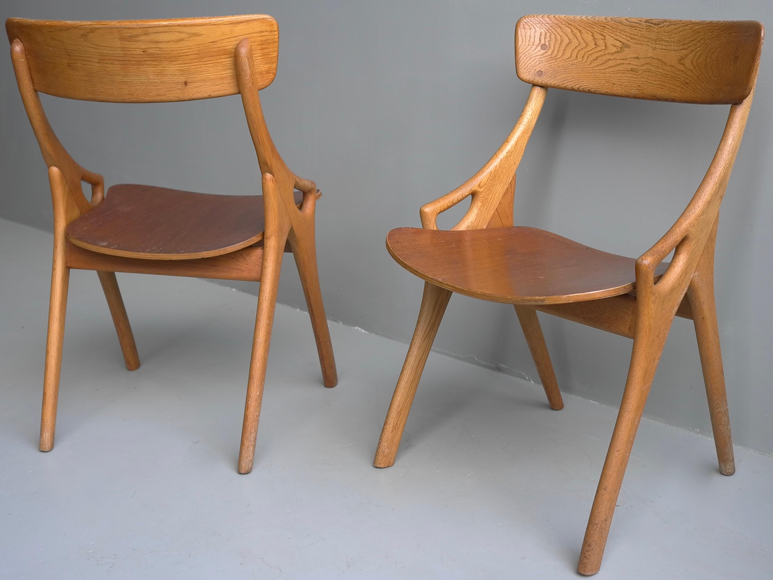 Pair of oak dining chairs by Arne Hovmand-Olsen, Denmark, 1958. The frame and the backrest are made from solid oak, the seat is in teak.