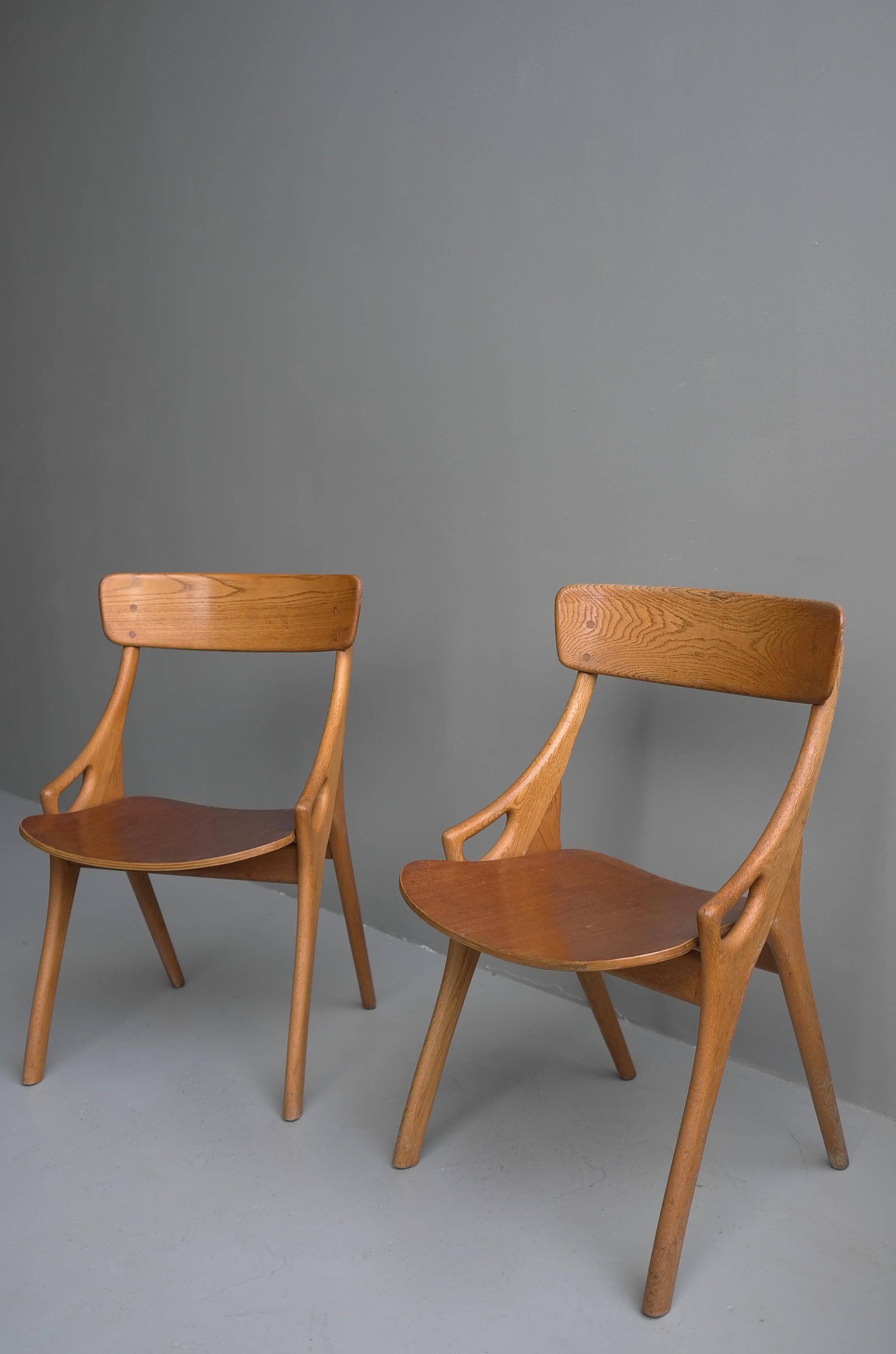 Mid-Century Modern Paire de chaises de salle à manger ou d'appoint danoises en chêne par Arne Hovmand-Olsen, Danemark, 1958
