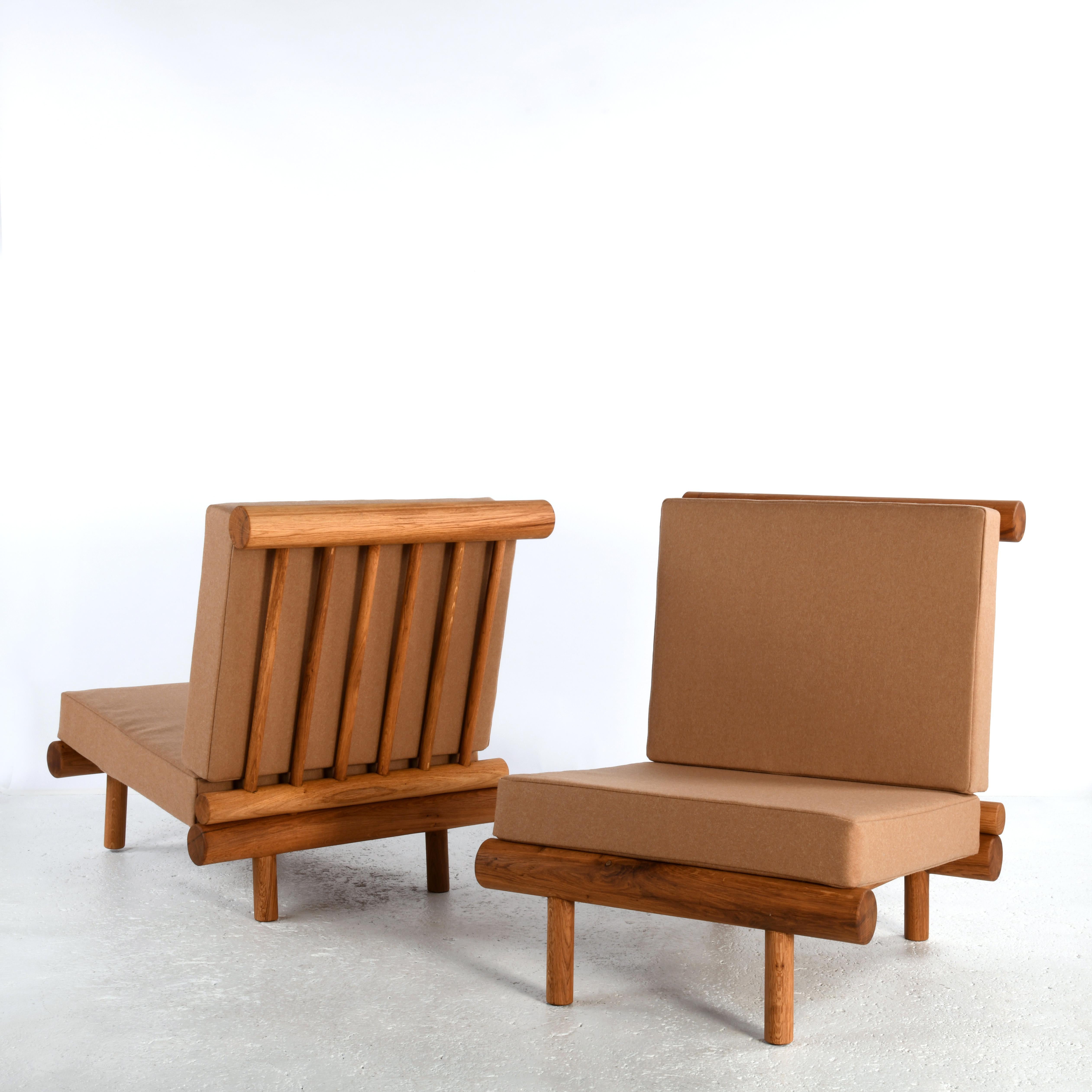 Pair of oak fireside chairs called La cachette, attributed to Charlotte Perriand In Excellent Condition In SAINT-YRIEIX-SUR-CHARENTE, FR