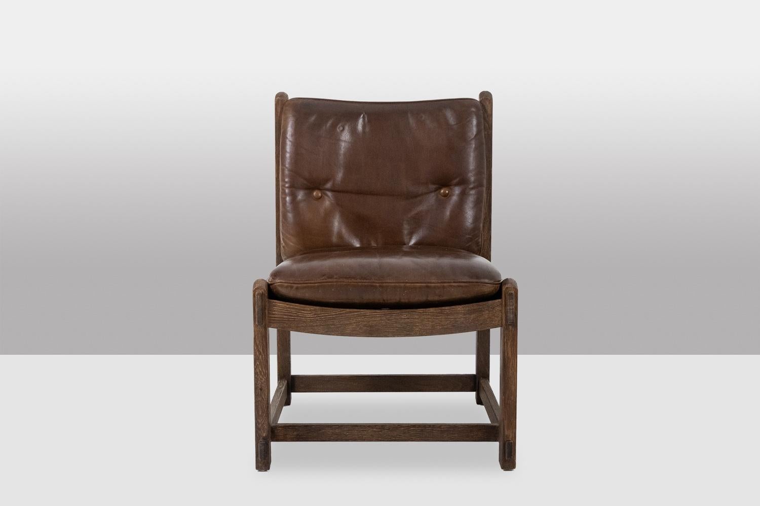 Ein Paar Kaminsessel aus Eiche, mit Leder gepolstert.
Französisches Werk aus den 1960er Jahren.
Abmessungen: H 80 x B 57 x T 67 cm (Sitzhöhe 46 cm)
Referenz: LS6554