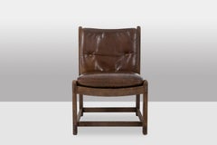 Paire de chaises de cheminée en chêne, garnies de cuir, années 1960