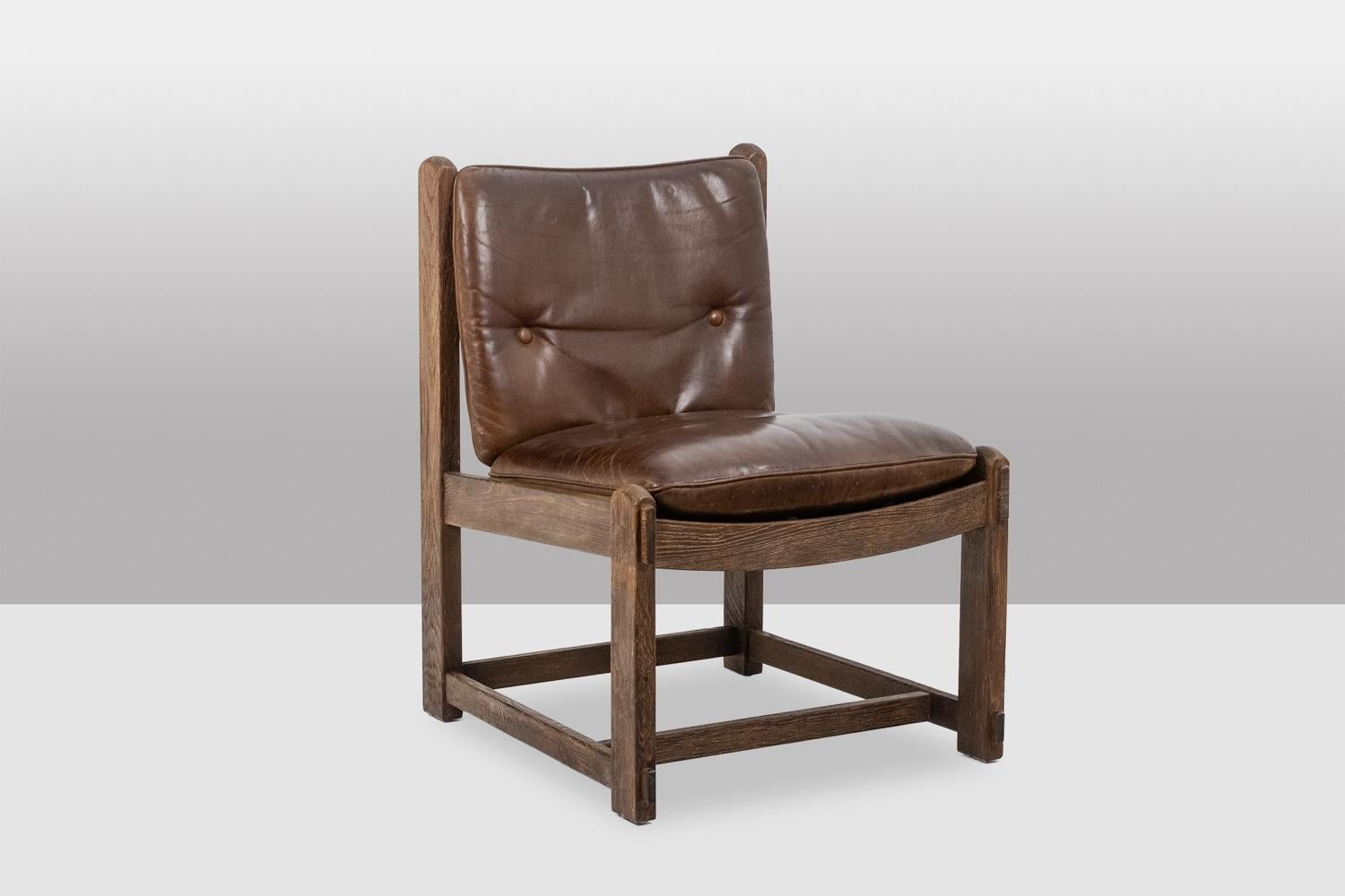 Paar Kaminsessel aus Eiche, mit Leder bezogen, 1960er Jahre (Französisch) im Angebot