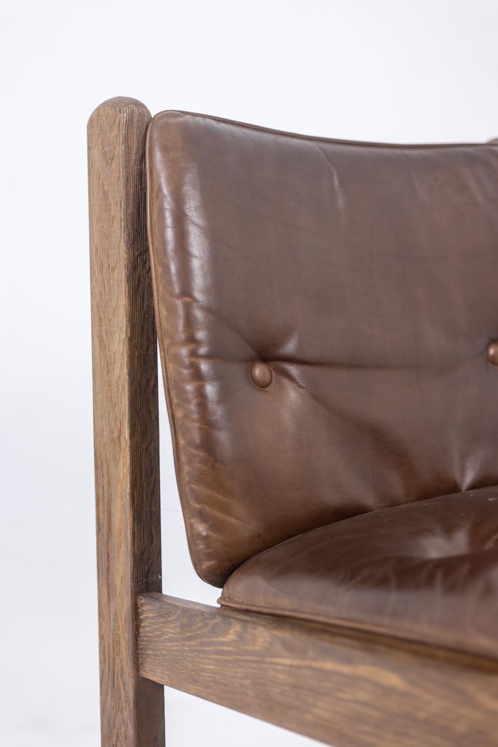 Paar Kaminsessel aus Eiche, mit Leder bezogen, 1960er Jahre im Zustand „Gut“ im Angebot in Saint-Ouen, FR