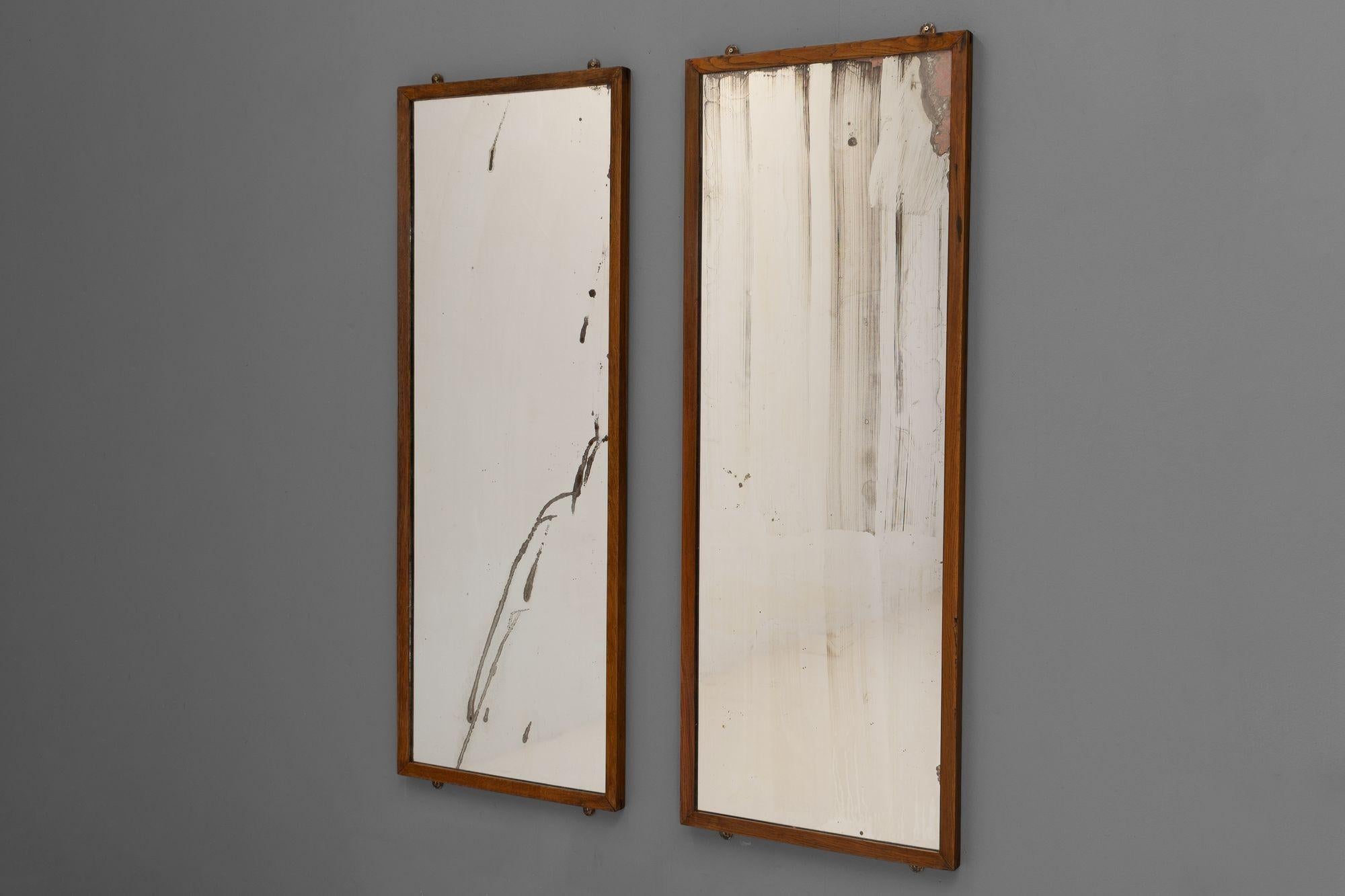 Coppia di specchi rettangolari incorniciati in Oak con vetri originali appannati.
K.K. circa 1950.
H. H. 122cm x L. 46cm x P. 4cm