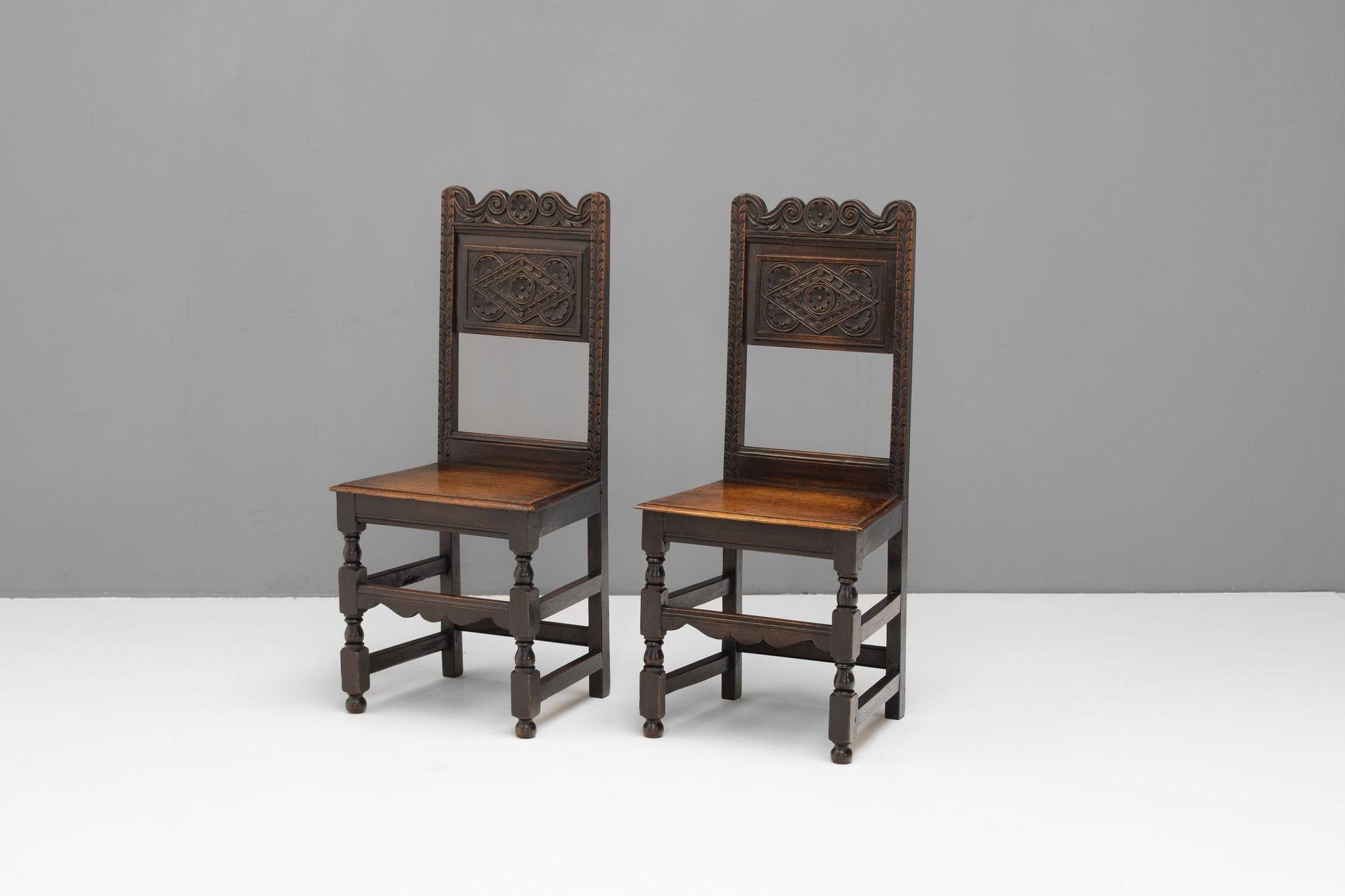 Paire de chaises d'entrée / d'appoint en chêne. K.K. vers 1930.

H 98cm (SH 44cm) x L 45cm x P 37cm

Veuillez nous contacter pour obtenir un devis d'expédition précis.