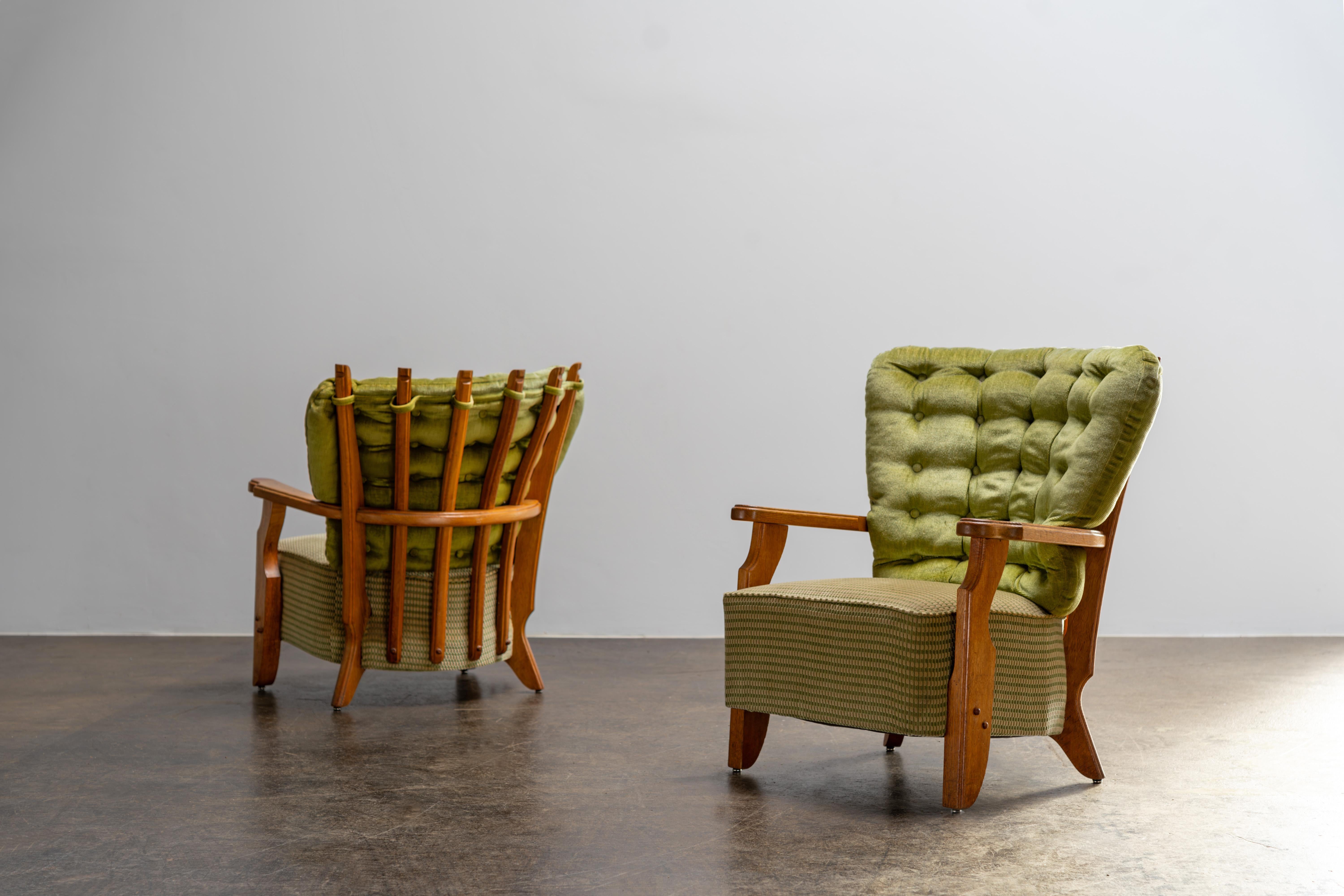 Guillerme & Chambron - Conosciuti per il loro approccio innovativo che bilanciava la funzione con l'arte, questi designer hanno lasciato un segno indelebile nel design moderno. Questa coppia di sedie da salotto in legno di quercia, in ottime
