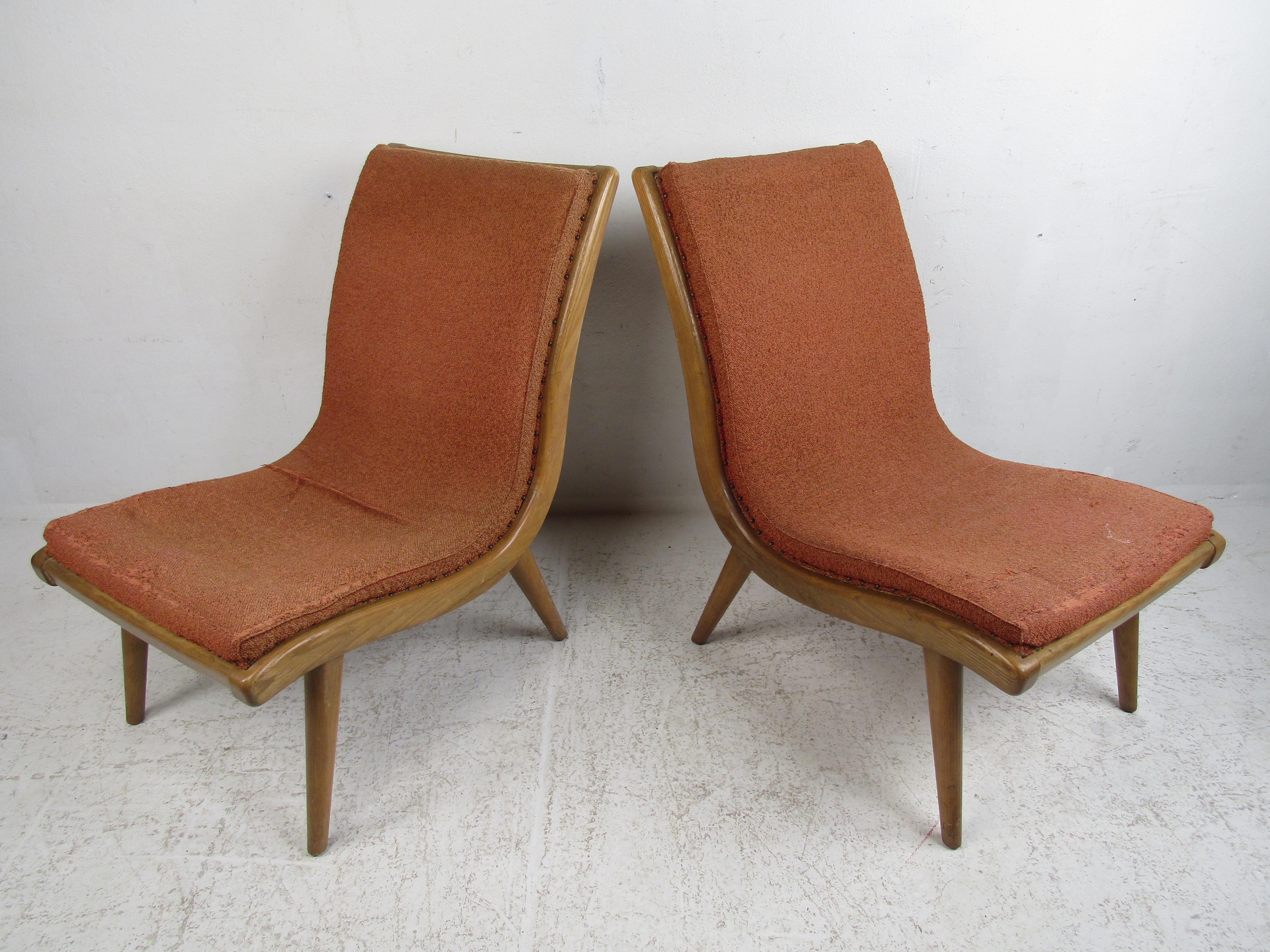 This stunning pair of vintage modern lounge chairs feature a bentwood scoop design with an oak frame and splayed legs. A stylish and comfortable pair that looks great in any setting. Please confirm the item location (NY or NJ).