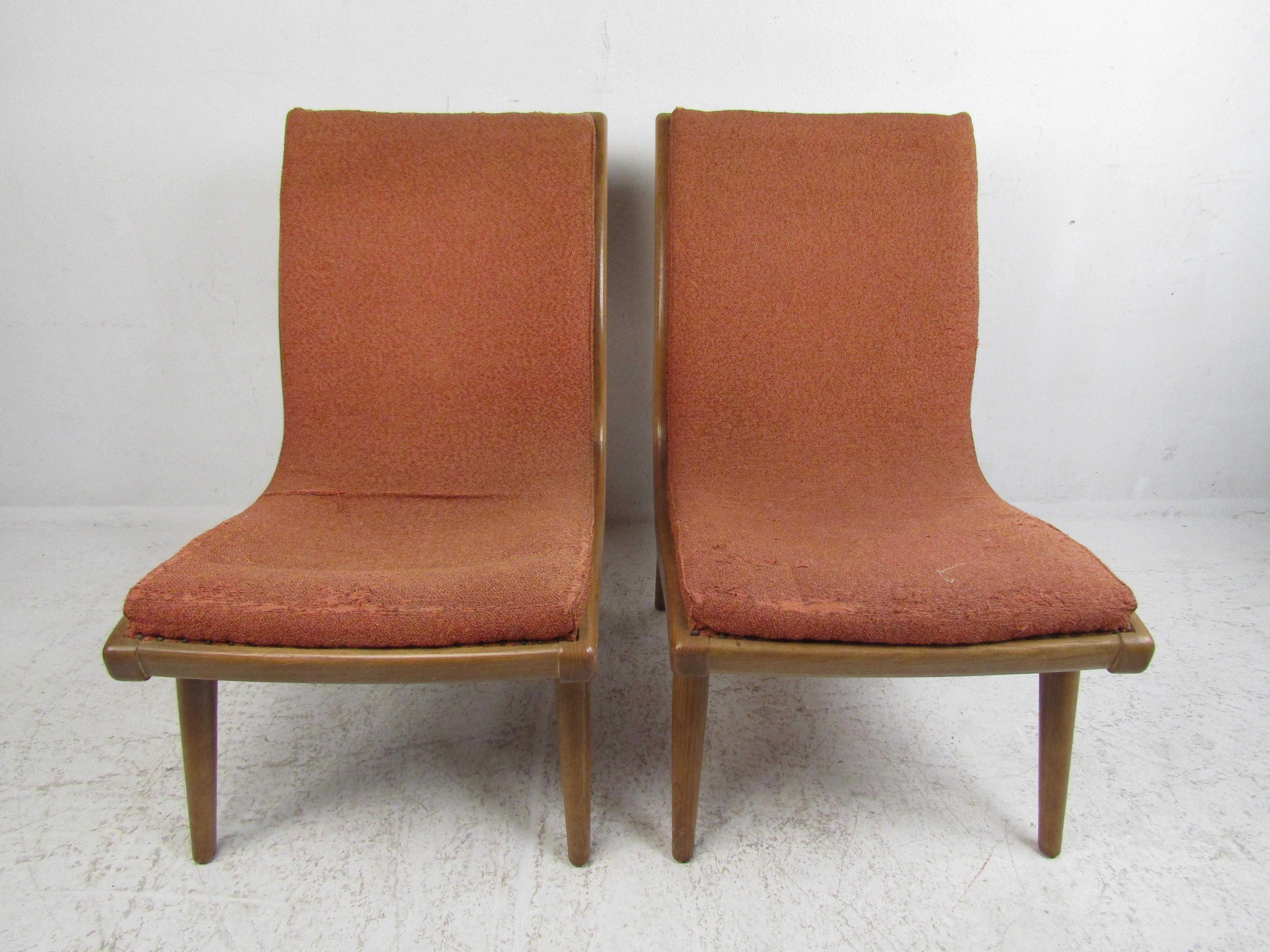 Pair of Oak Mid-Century Modern Bentwood Scoop Chairs In Good Condition In Brooklyn, NY