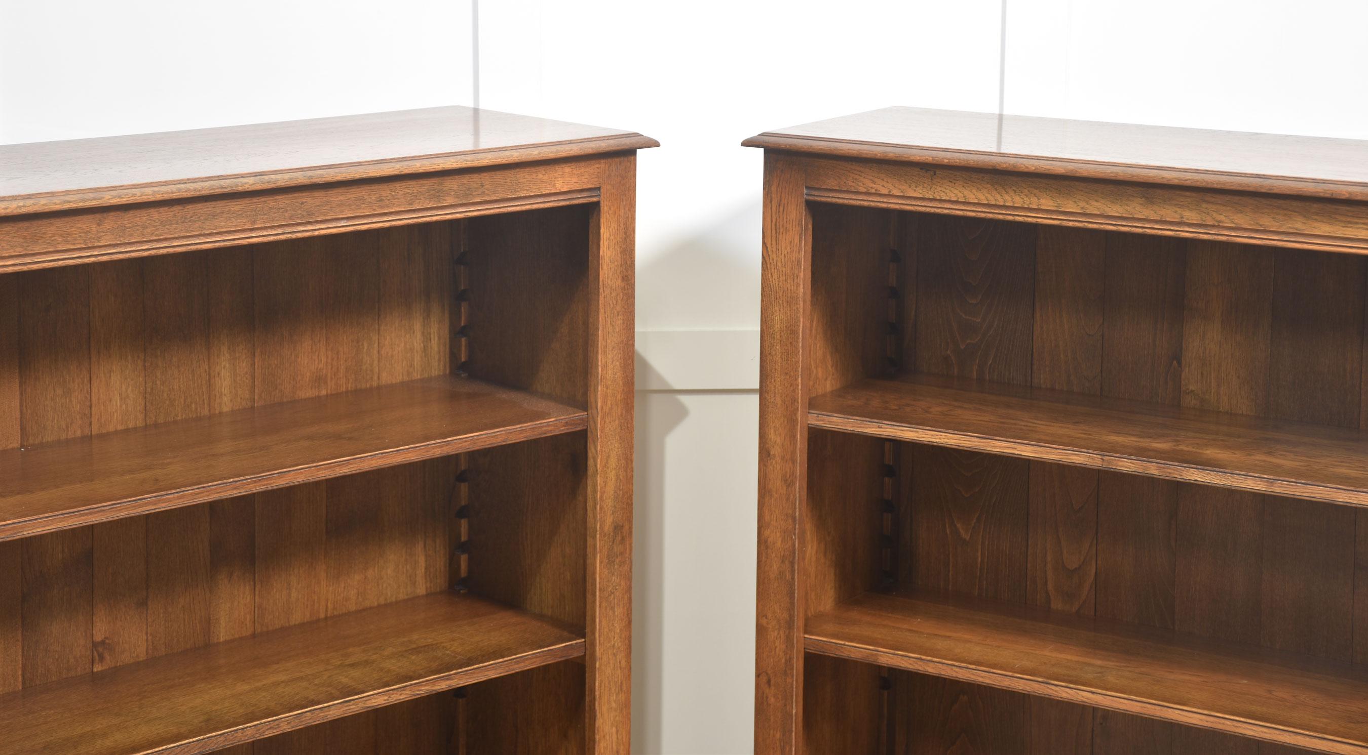 Coppia di librerie a giorno in Oak in vendita 4