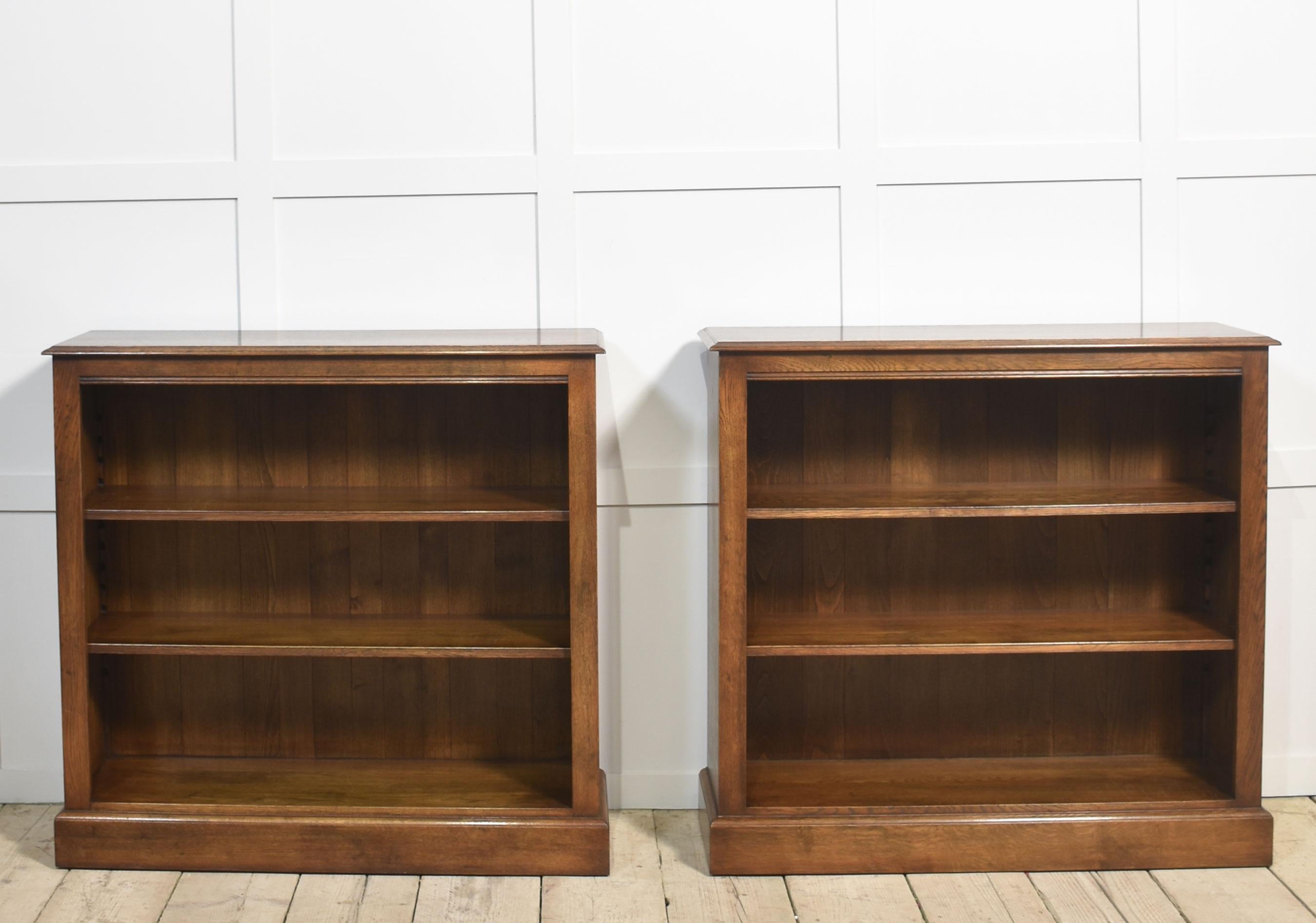 Coppia di librerie a giorno in Oak in vendita 5