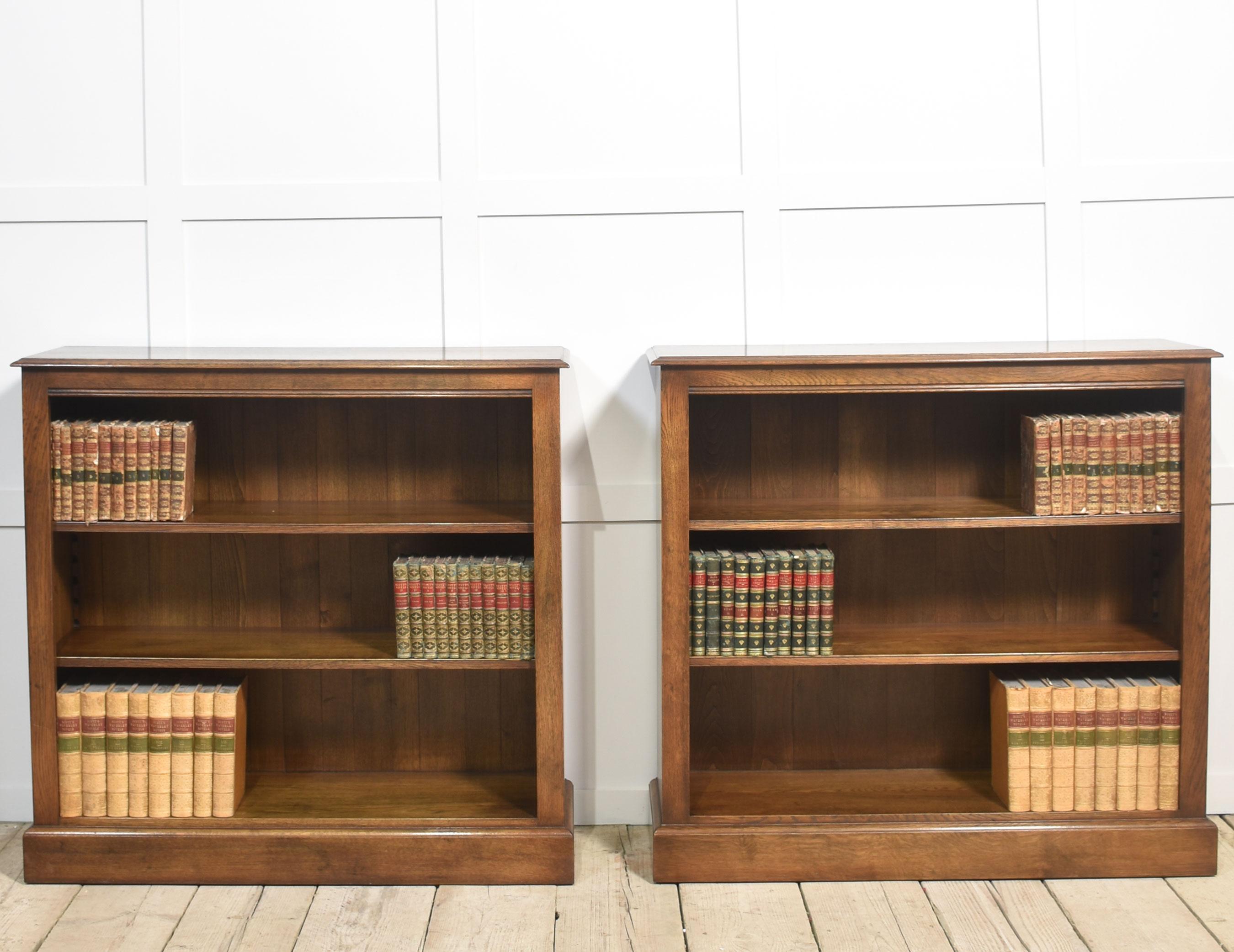 Una coppia di librerie a giorno in Oak, con piani rettangolari ben lavorati e bordo modanato, sopra l'interno a ripiani regolabili. Il tutto sollevato su una base a plinto.
Dimensioni
Altezza 37.5 pollici
Larghezza 41,5 pollici
Profondità 12,5