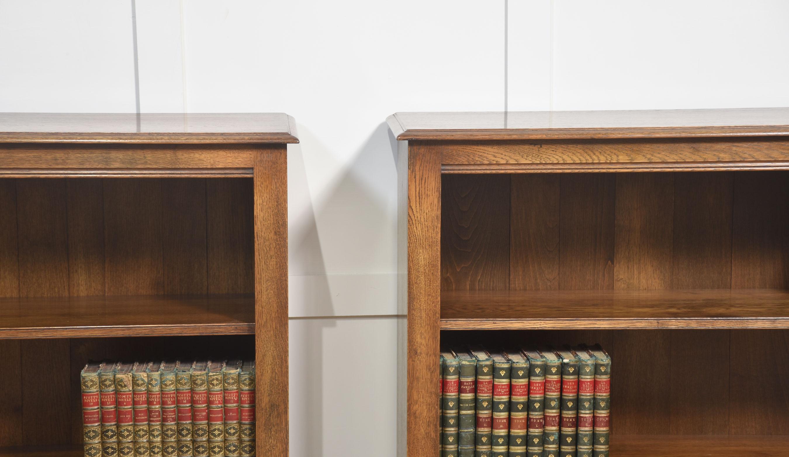 Britannico Coppia di librerie a giorno in Oak in vendita