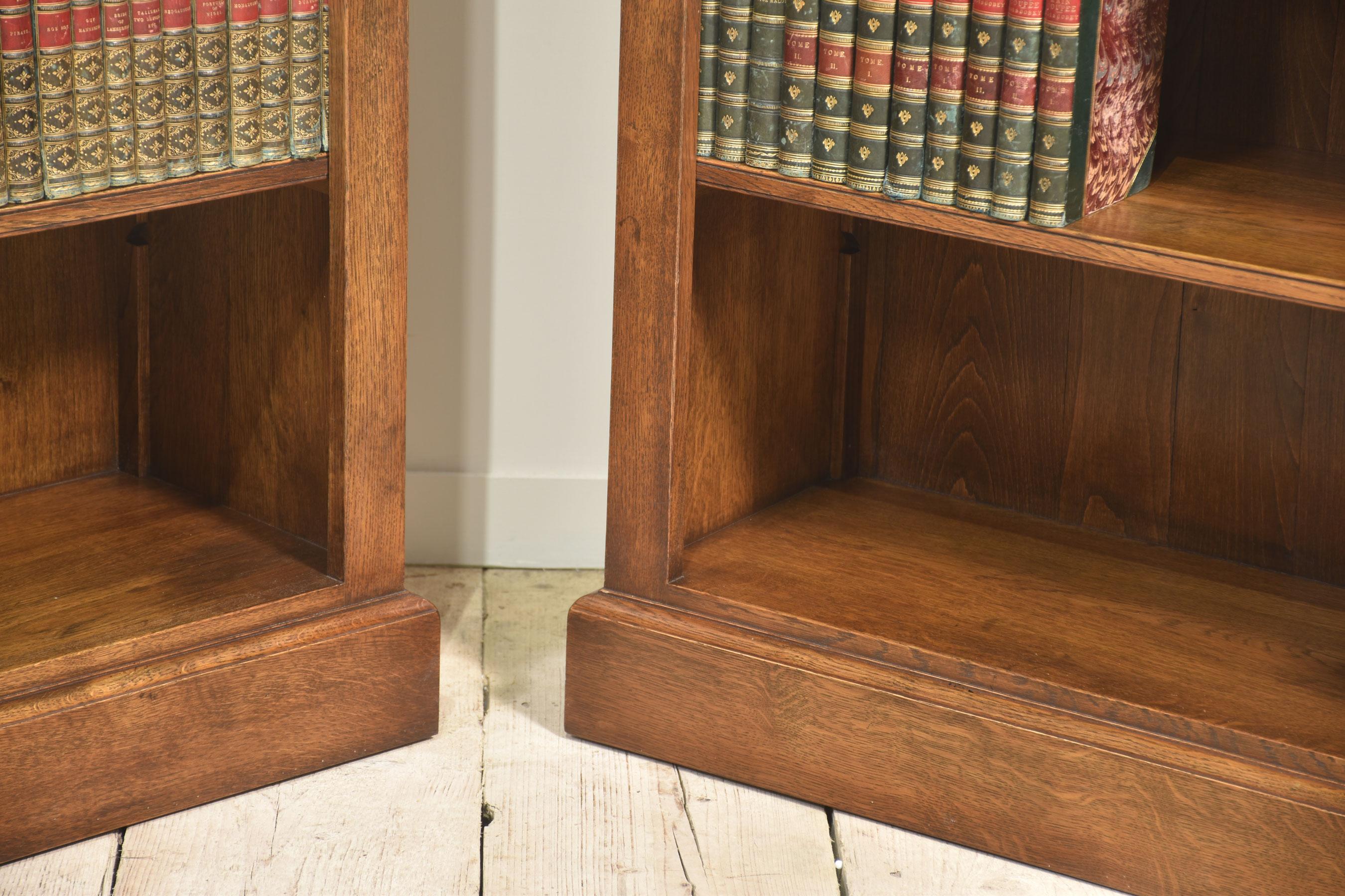 XX secolo Coppia di librerie a giorno in Oak in vendita