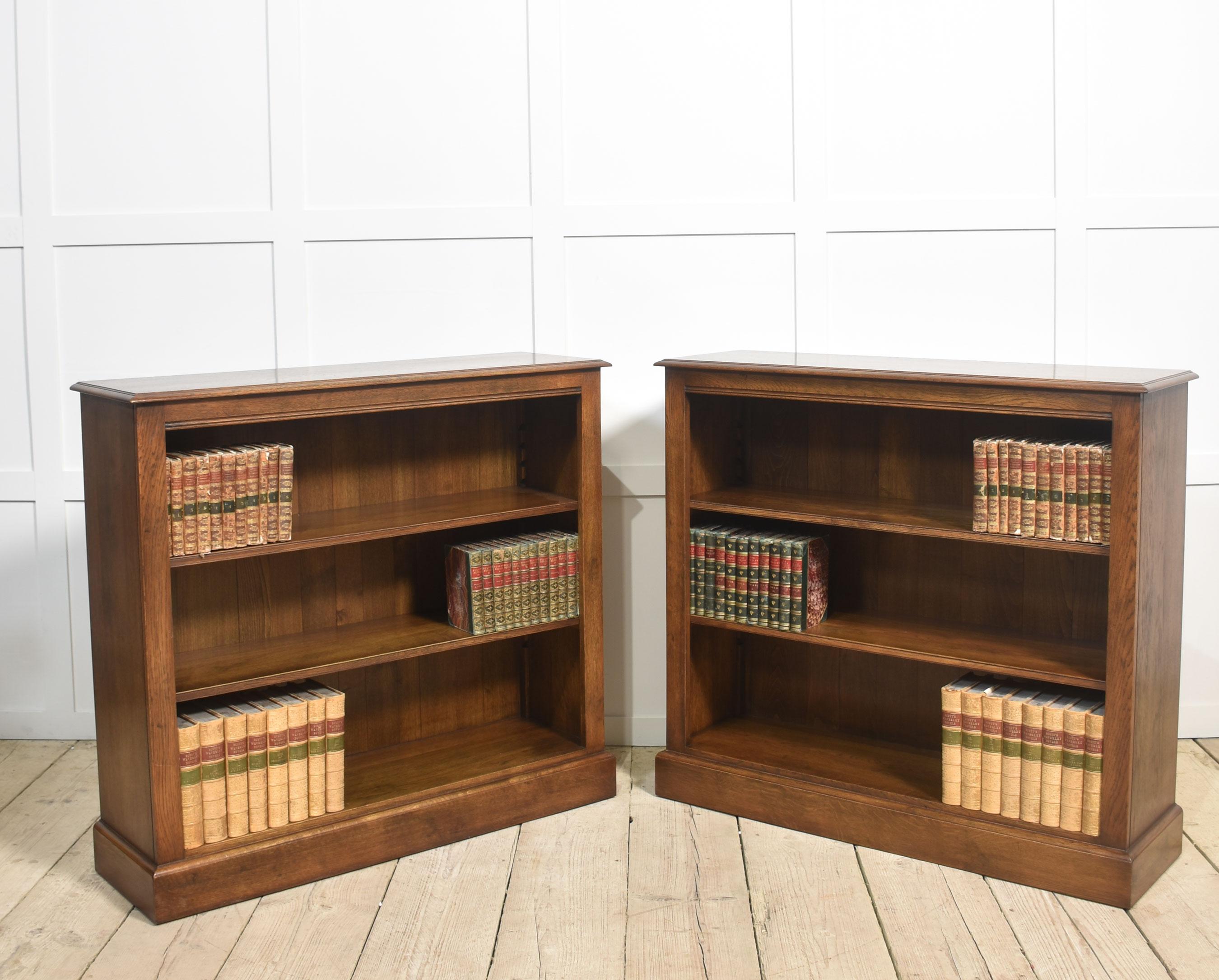 Quercia Coppia di librerie a giorno in Oak in vendita