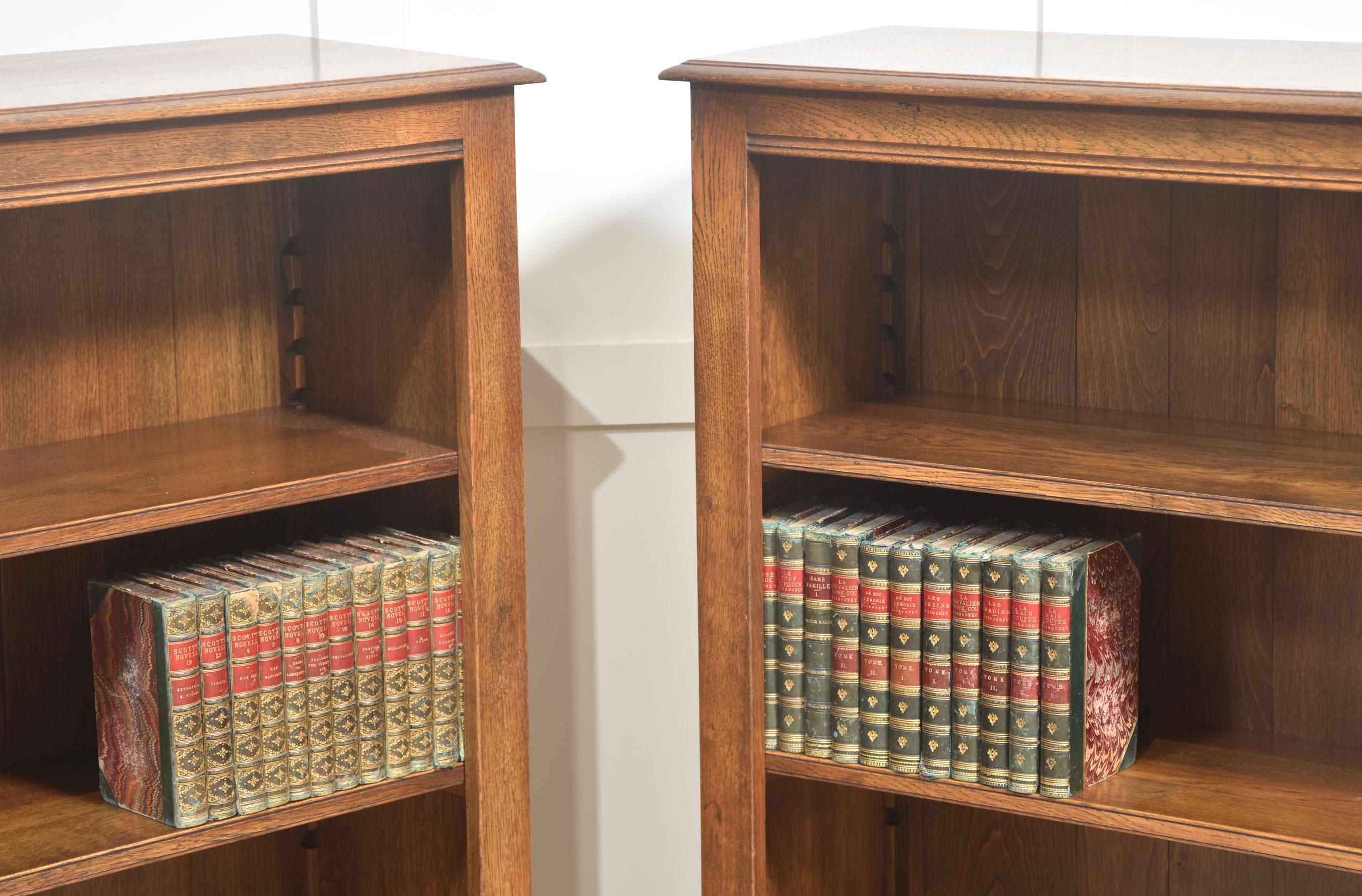 Coppia di librerie a giorno in Oak in vendita 1
