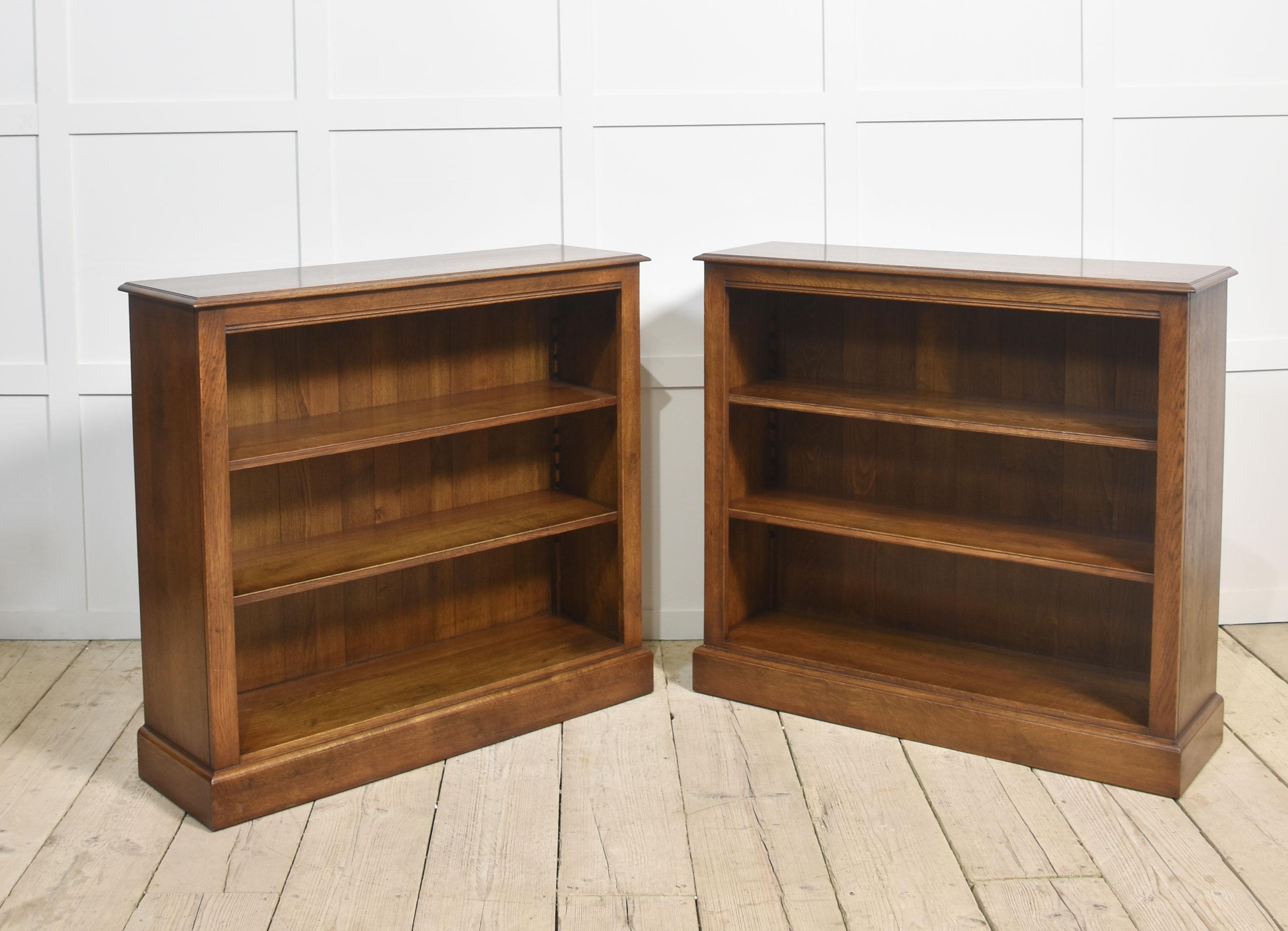 Coppia di librerie a giorno in Oak in vendita 3