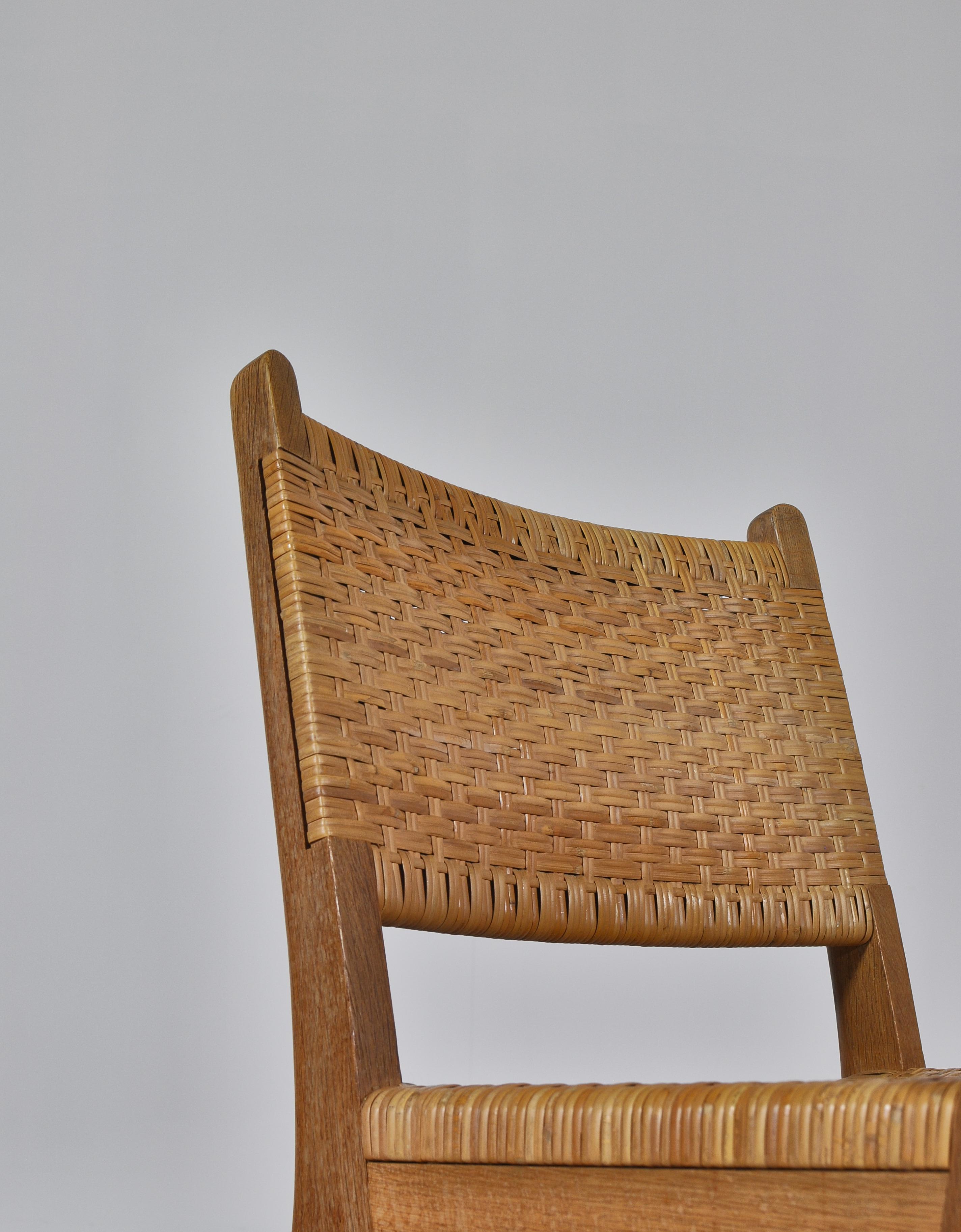 Scandinavian Modern Pair of Oak and Rattan Danish Modern Side Chairs CH31 by Hans J. Wegner, 1950s