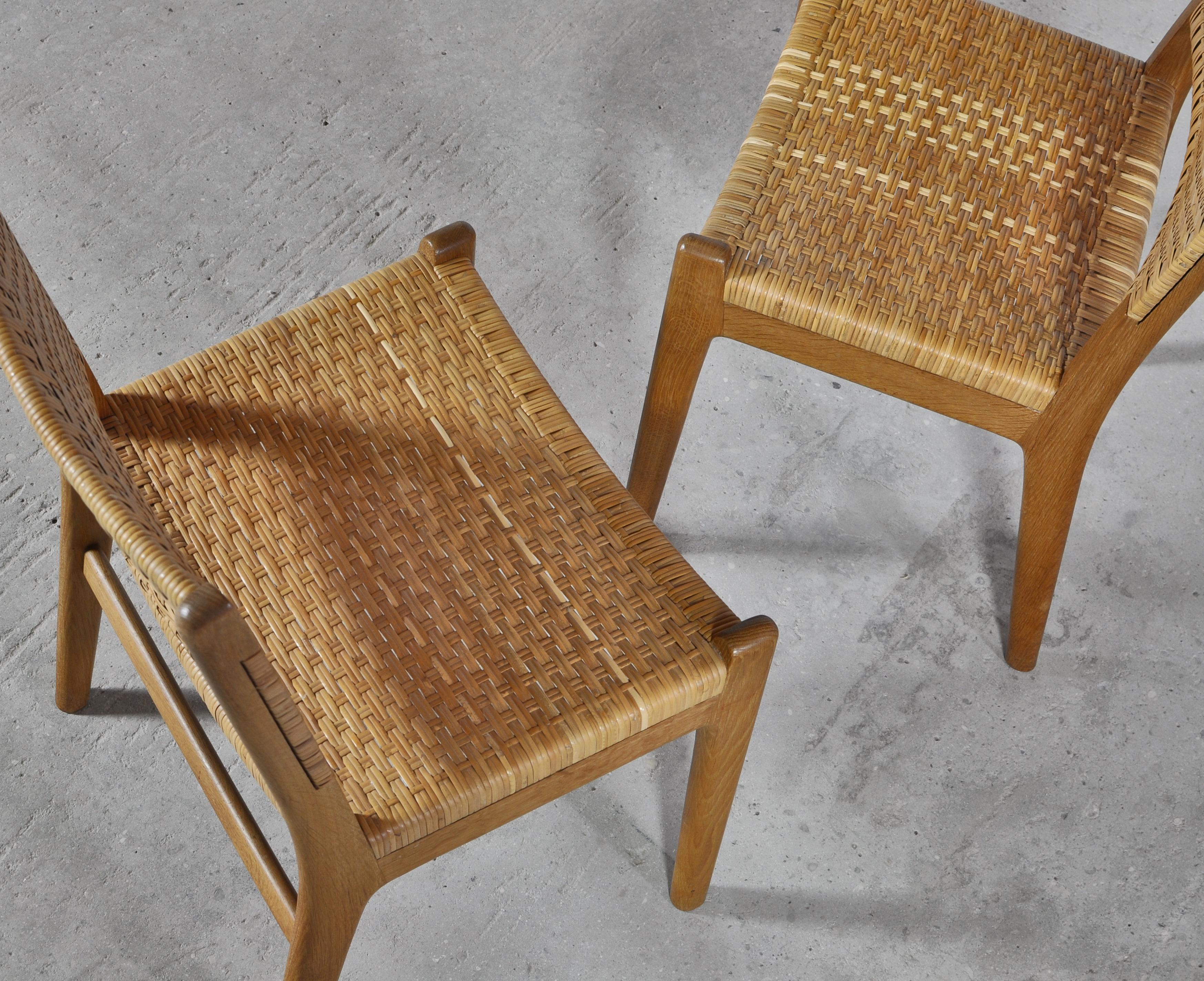 Pair of Oak and Rattan Danish Modern Side Chairs CH31 by Hans J. Wegner, 1950s In Good Condition In Odense, DK