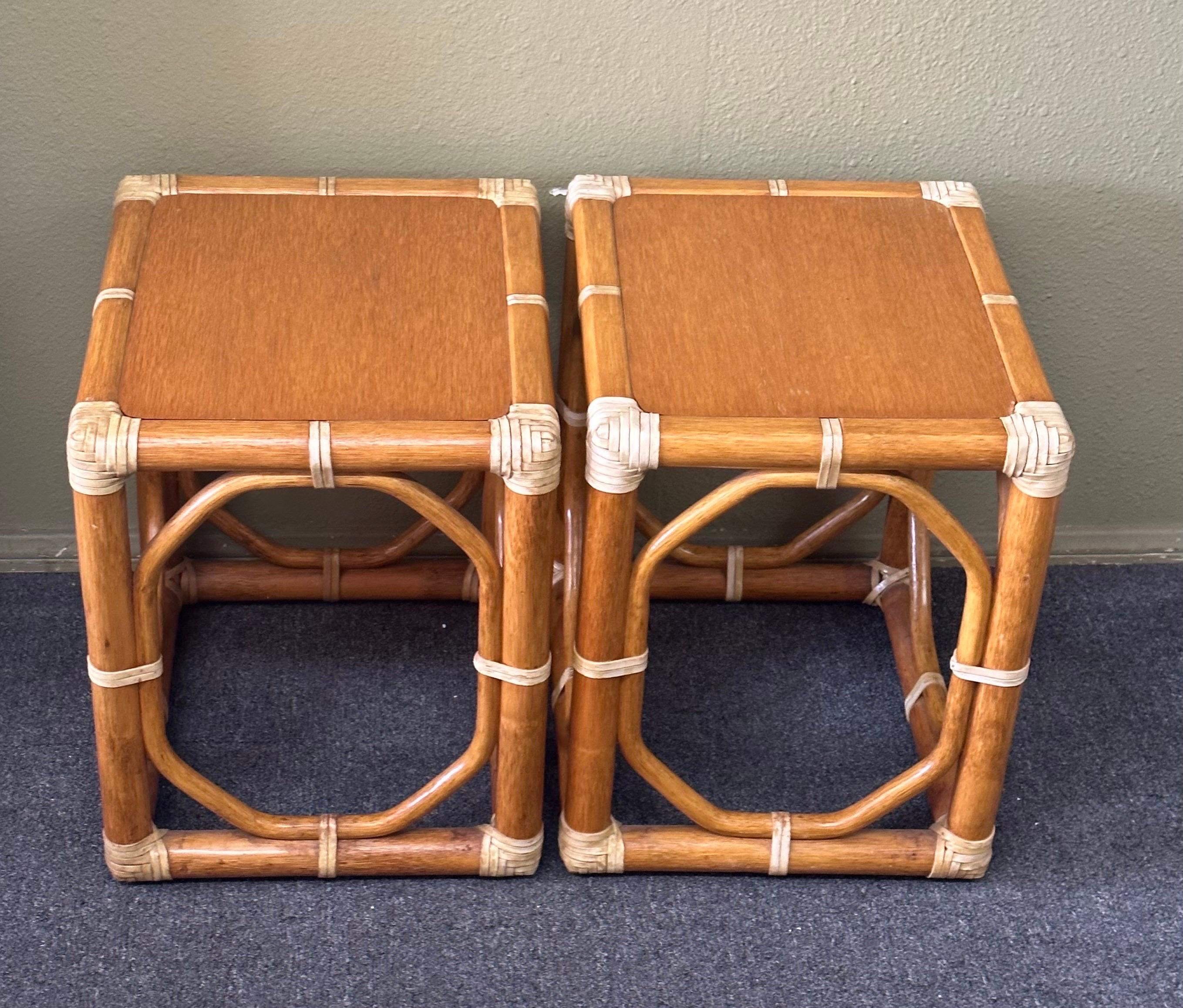 20ième siècle Paire de  Tables d'appoint/tabourets en chêne et rotin de McGuire Furniture Co.  en vente