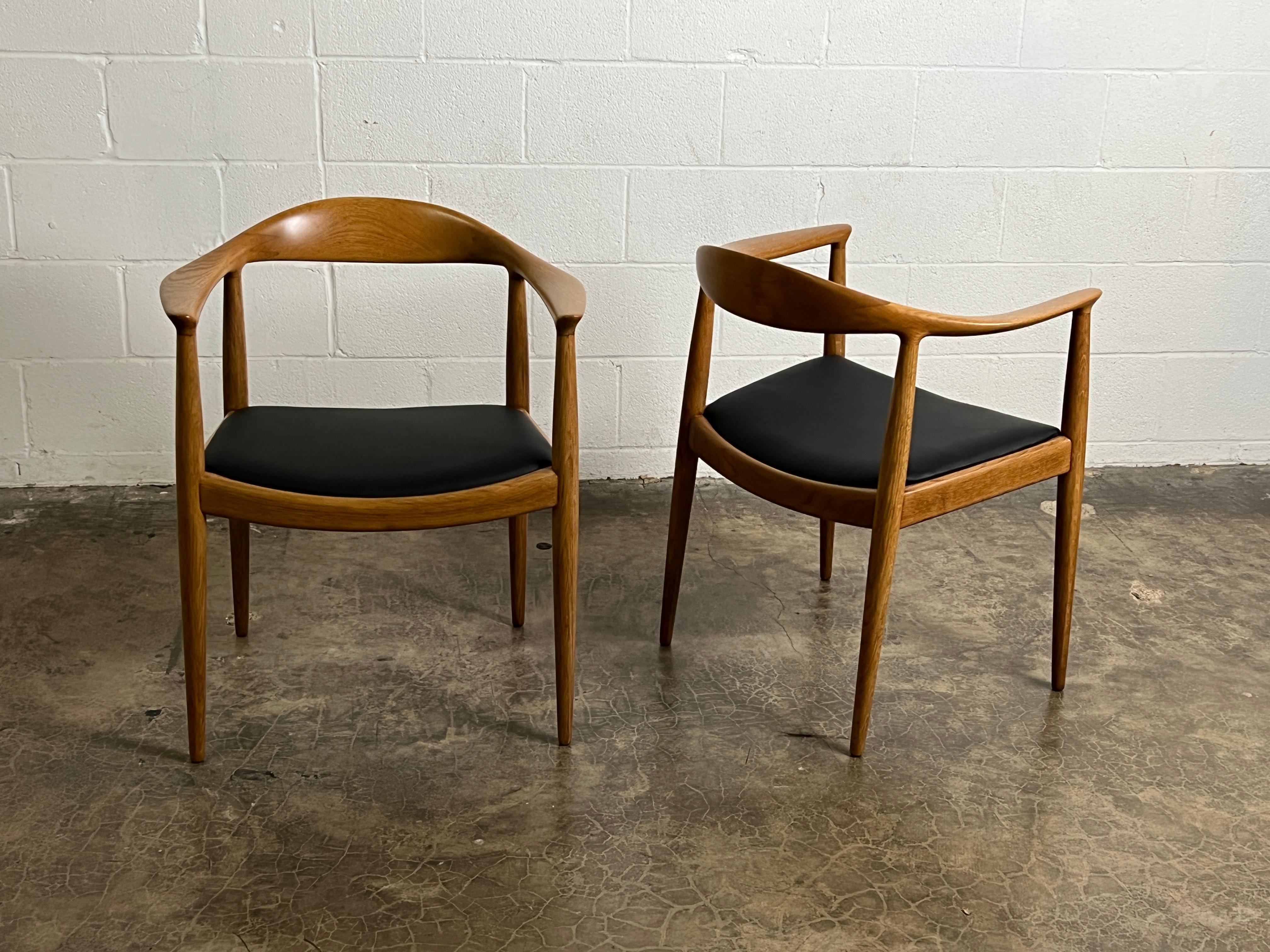 Milieu du XXe siècle Paire de chaises rondes en chêne de Hans Wegner en vente