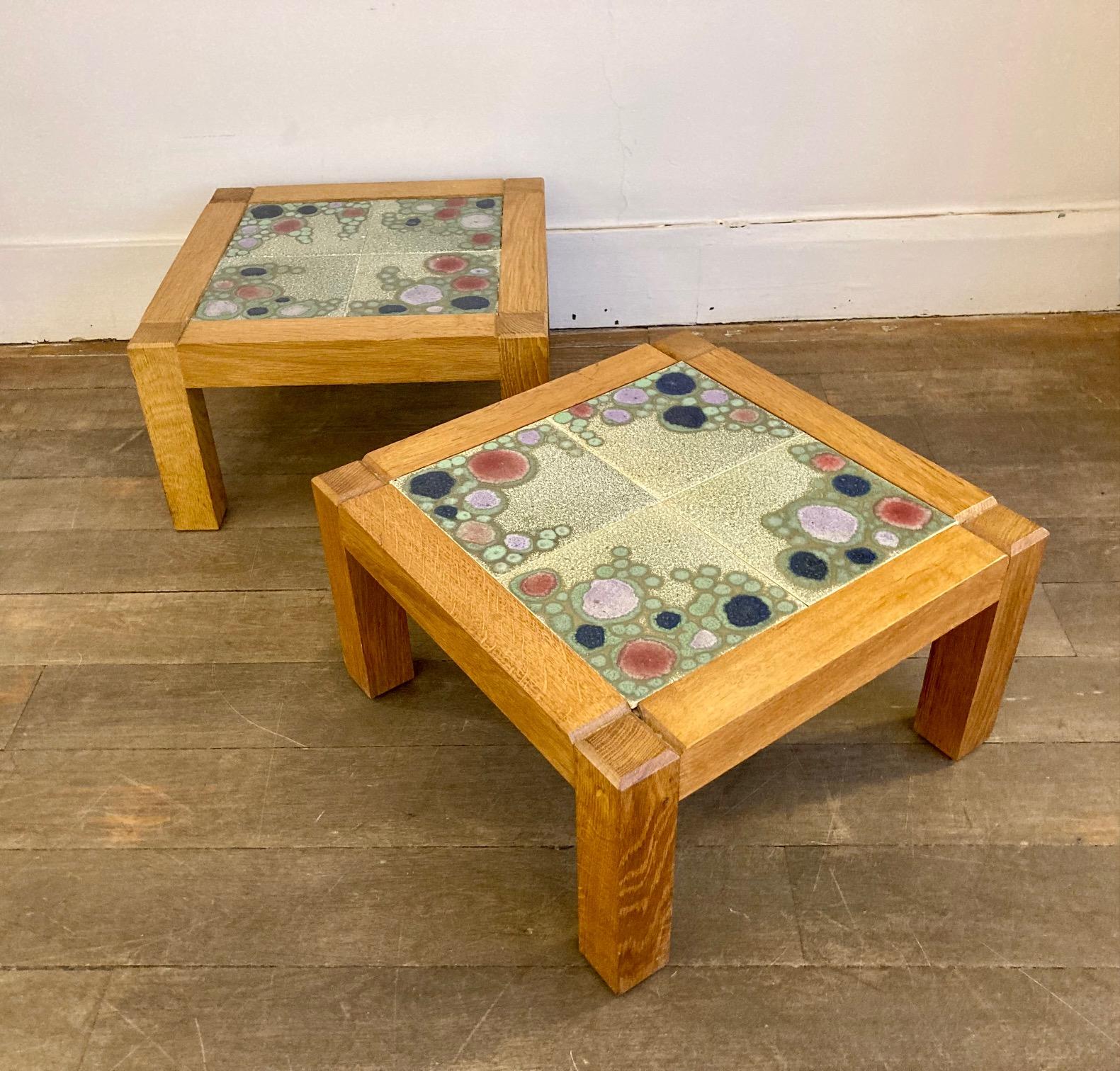 Ein Paar kleine Beistelltische, entworfen von Robert Guillerme und Jacques Chambron. 

Die Tische sind aus massiver Eiche gefertigt.

die Tischplatten sind mit Keramikfliesen von DANIKOWSKI dekoriert.

Ein Tisch trägt den Stempel 