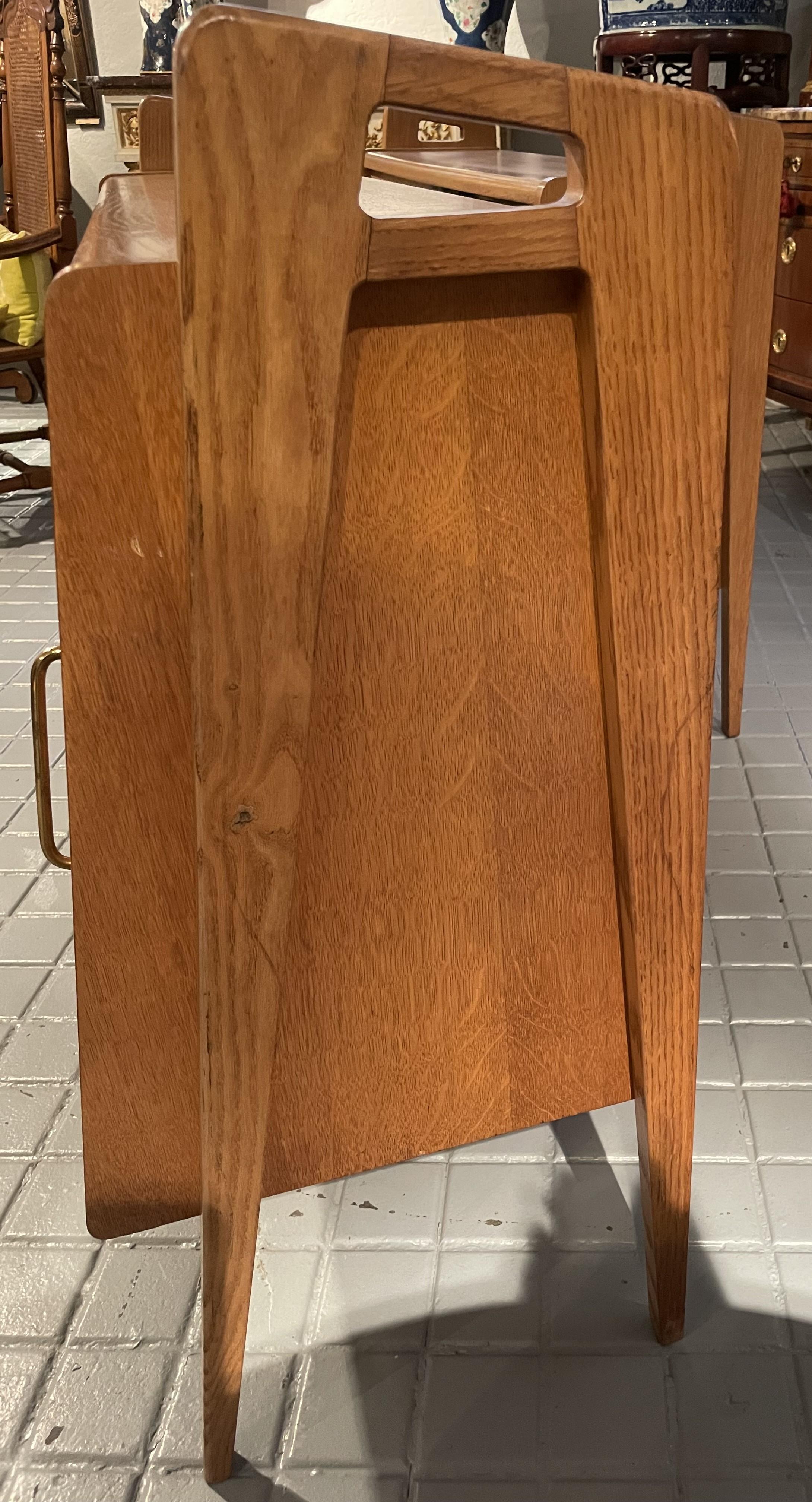 Pair of oak sideboards with sloping front, sliding doors, one of them lacquered For Sale 5