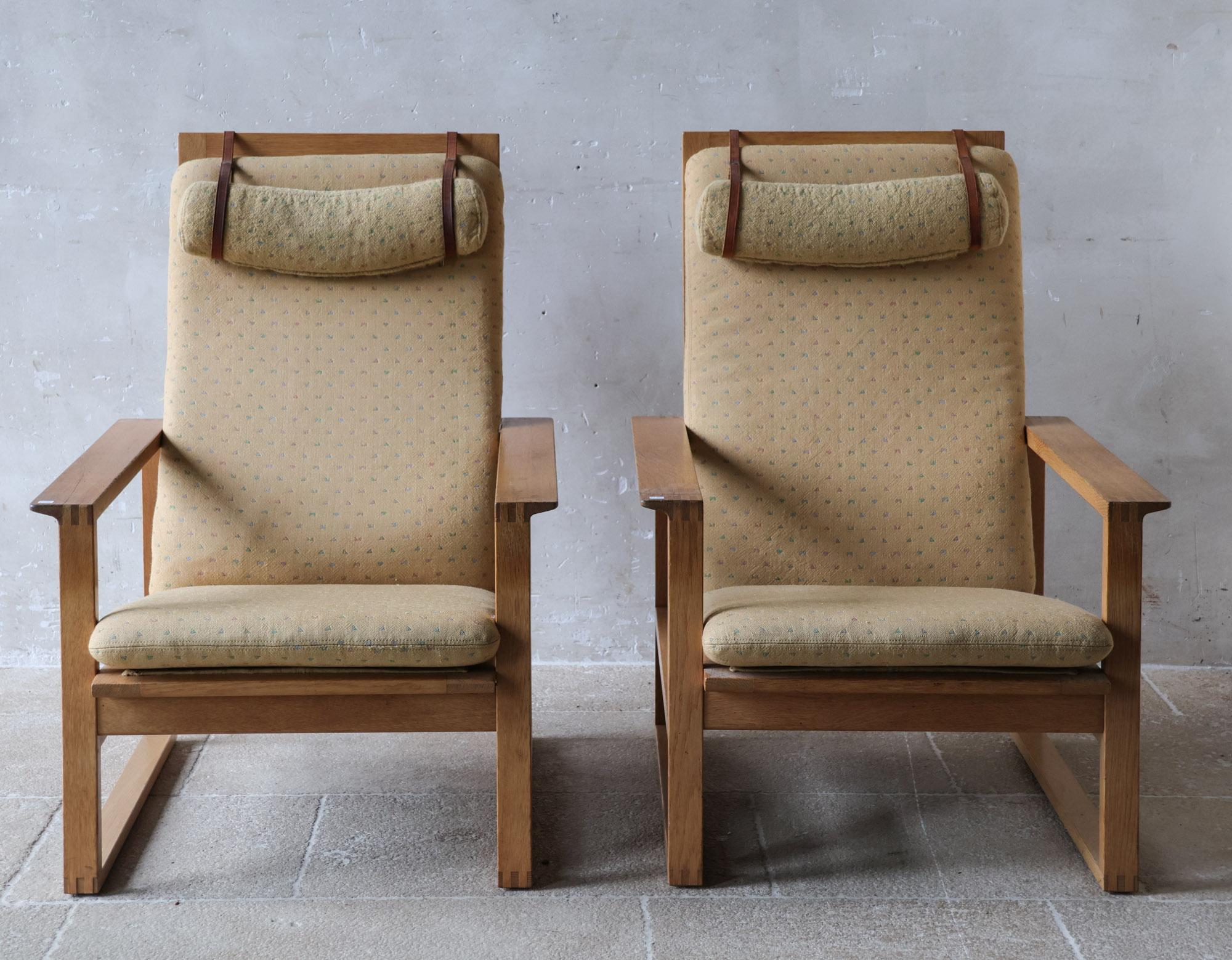 Kufenstühle aus Eichenholz, Modell 2254, entworfen von Børge Mogensen, Dänemark, im Jahr 1956, hergestellt von Fredericia Stolefabrik. Diese beiden Loungesessel verbinden funktionelles, elegantes skandinavisches Design mit Komfort. Sowohl die
