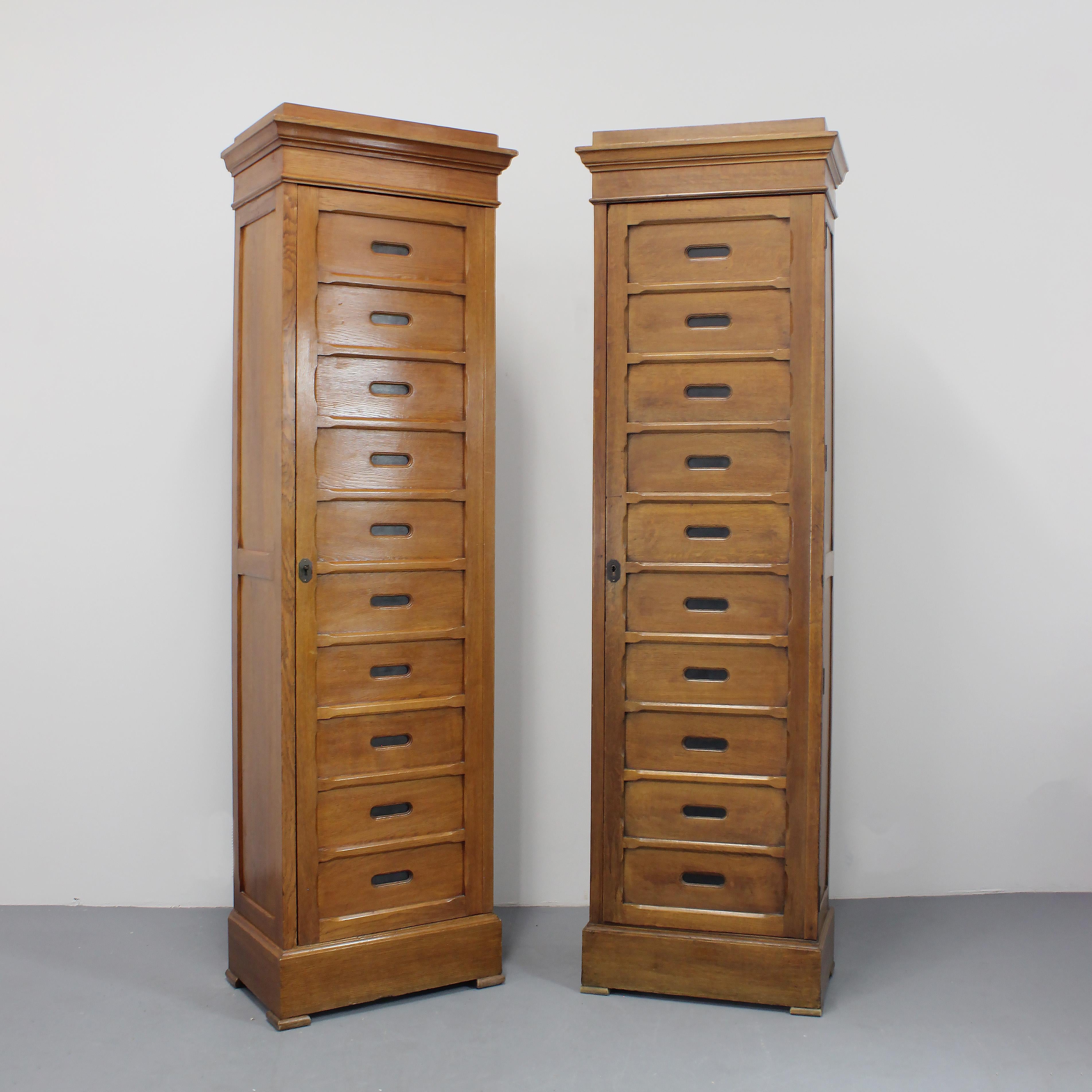 Pair of oak wardrobes with doors and locks. Shelves inside (one adjustable). In Excellent Condition For Sale In Madrid, España