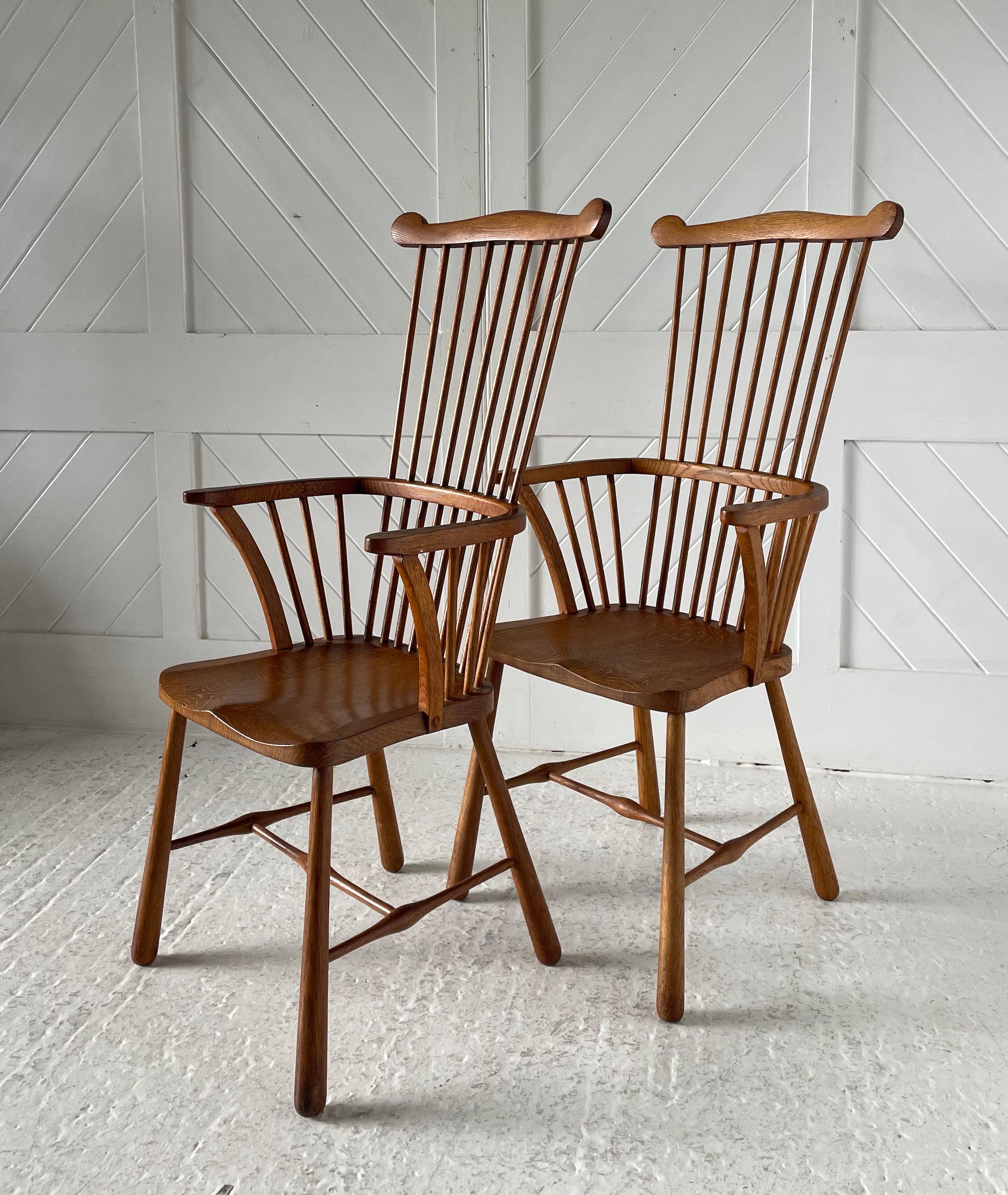 Coppia di poltrone Windsor in legno di quercia di Arts & Crafts

Con schienale a fuso e barra superiore a forma di baffi 

Circa 1900

Altezza 117 cm.  Larghezza 54 cm.  Profondità 50 cm. Altezza della seduta 47 cm