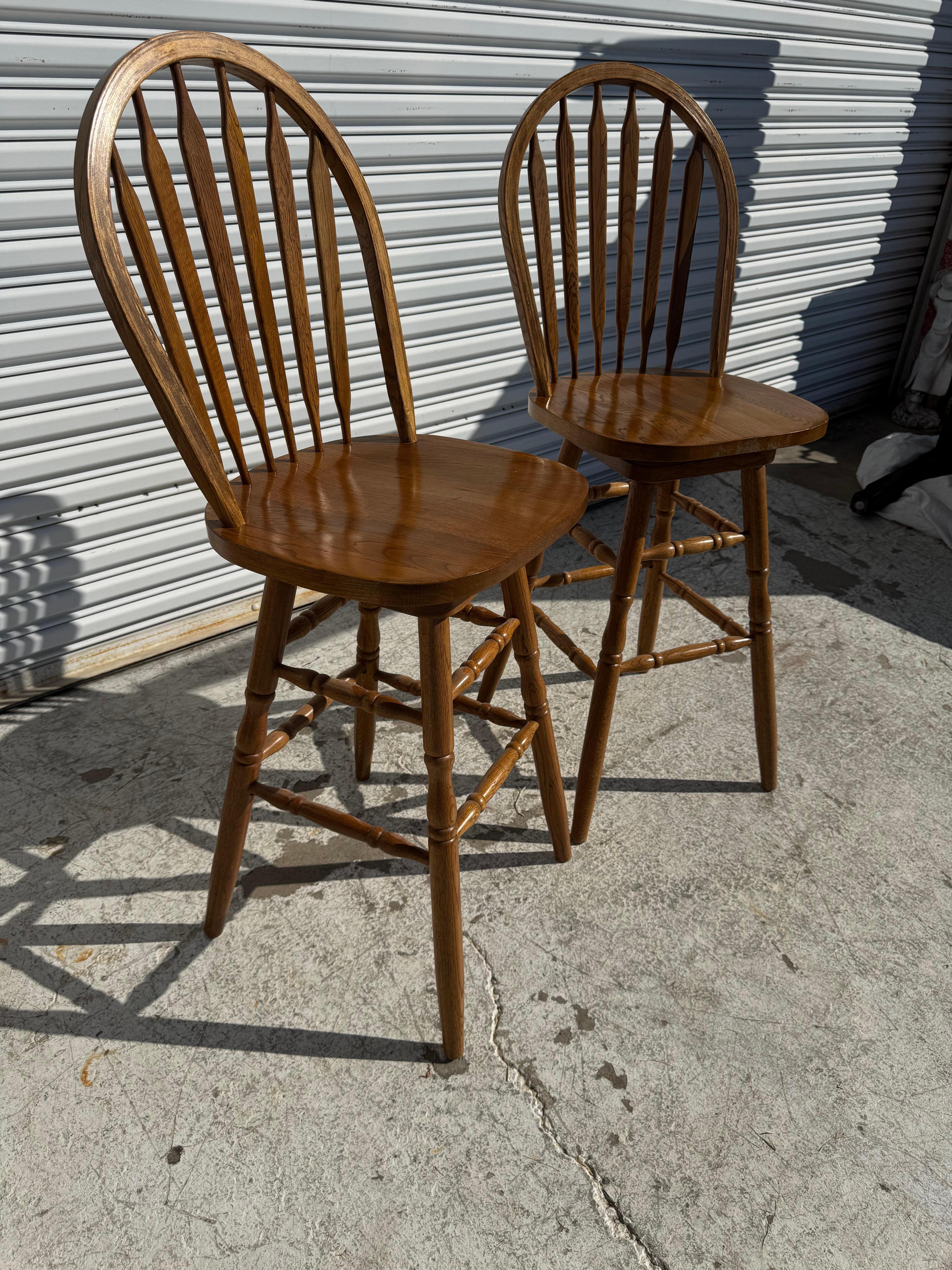 Pair of Oak Windsor Style Swivel Barstools (Amerikanische Klassik) im Angebot