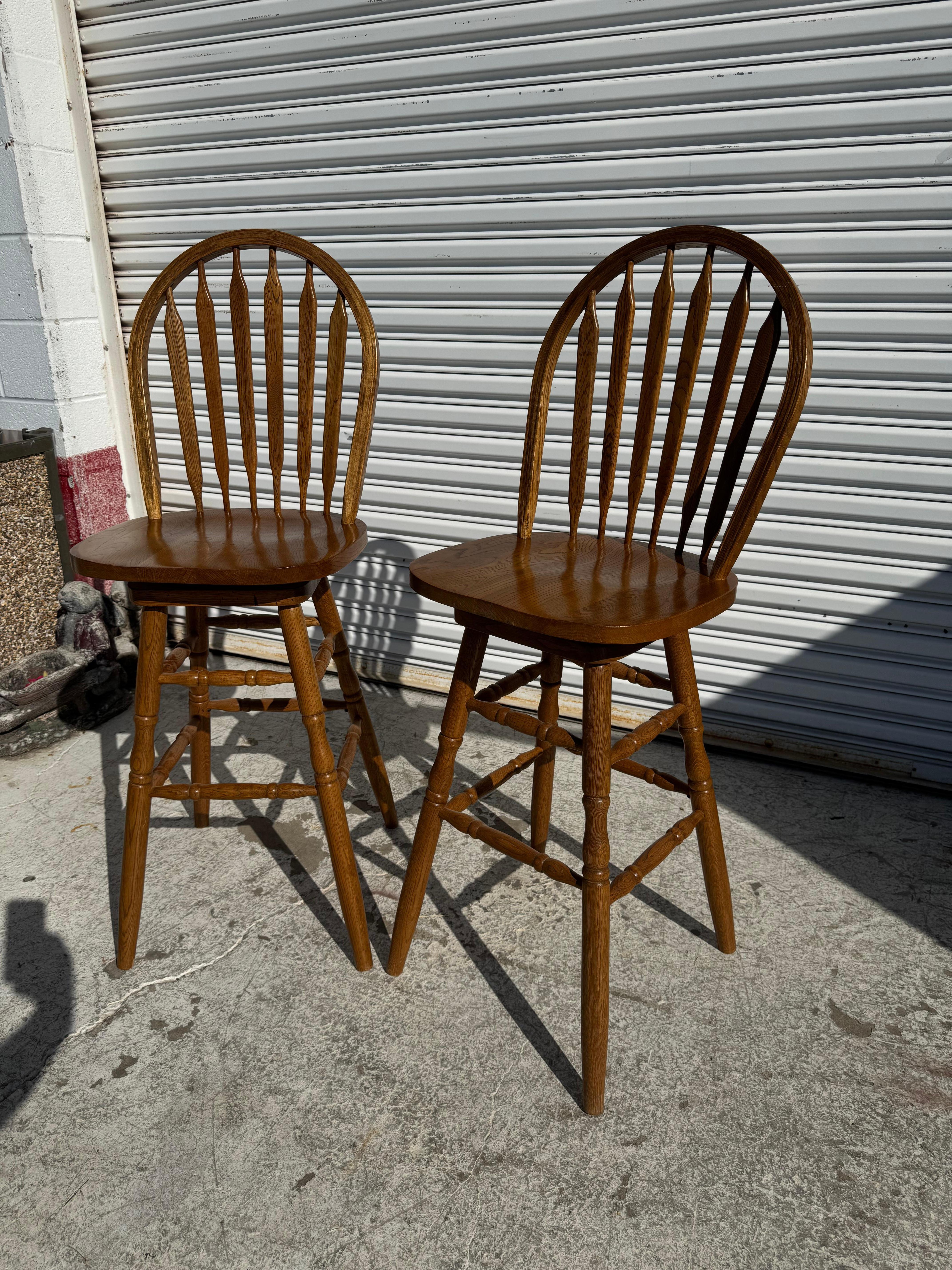 Pair of Oak Windsor Style Swivel Barstools (Chinesisch) im Angebot