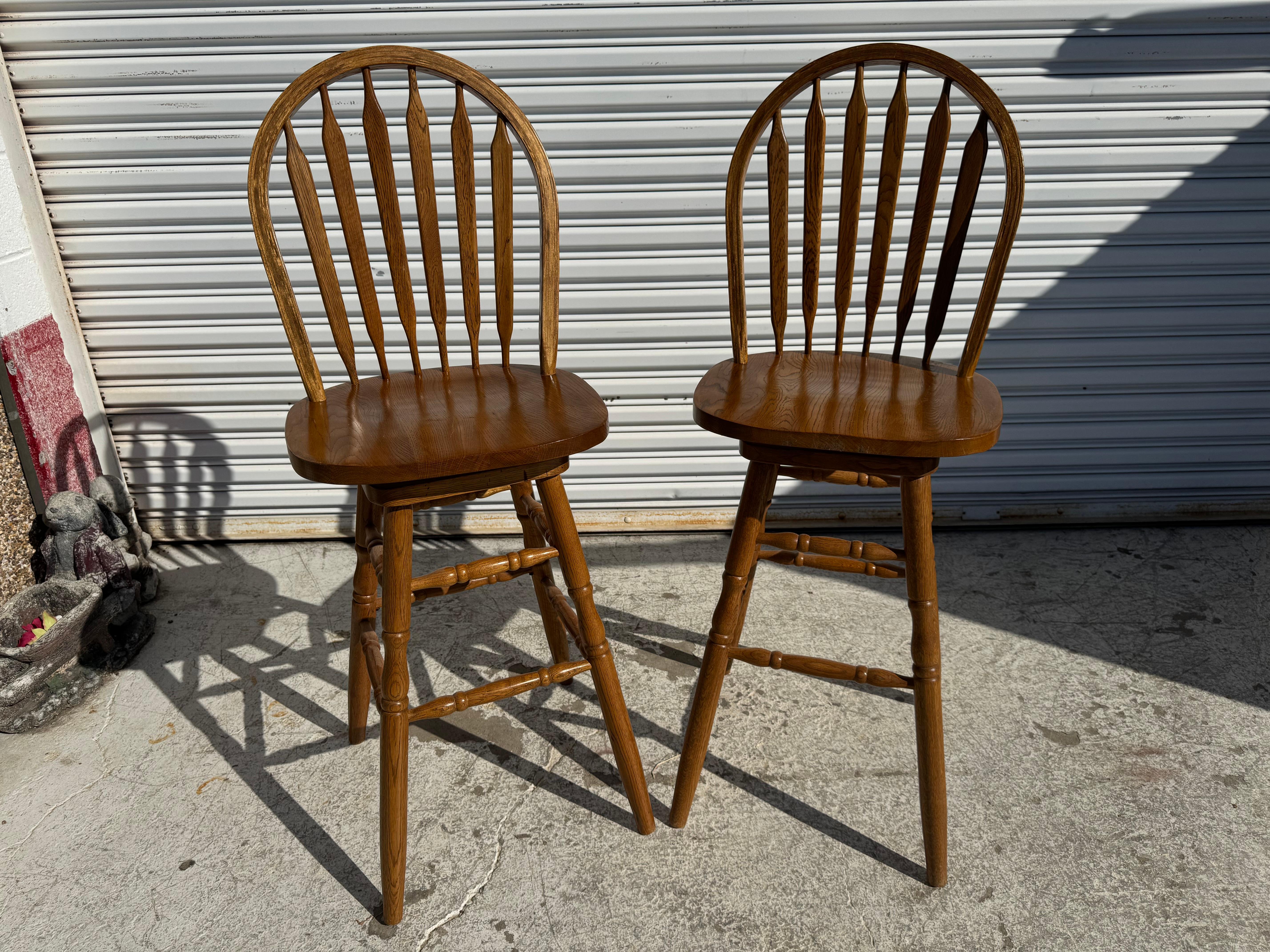 Pair of Oak Windsor Style Swivel Barstools im Zustand „Gut“ im Angebot in Pasadena, TX