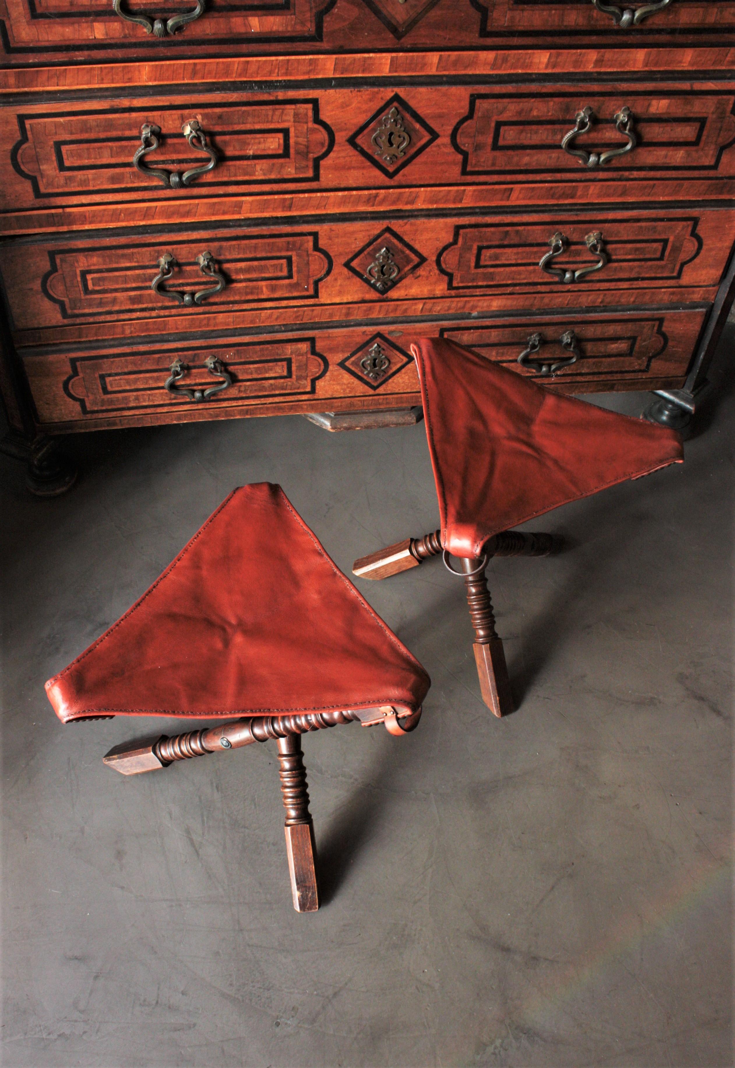 Pair of Folding Tripod Stools in Oakwood and Leather  For Sale 2