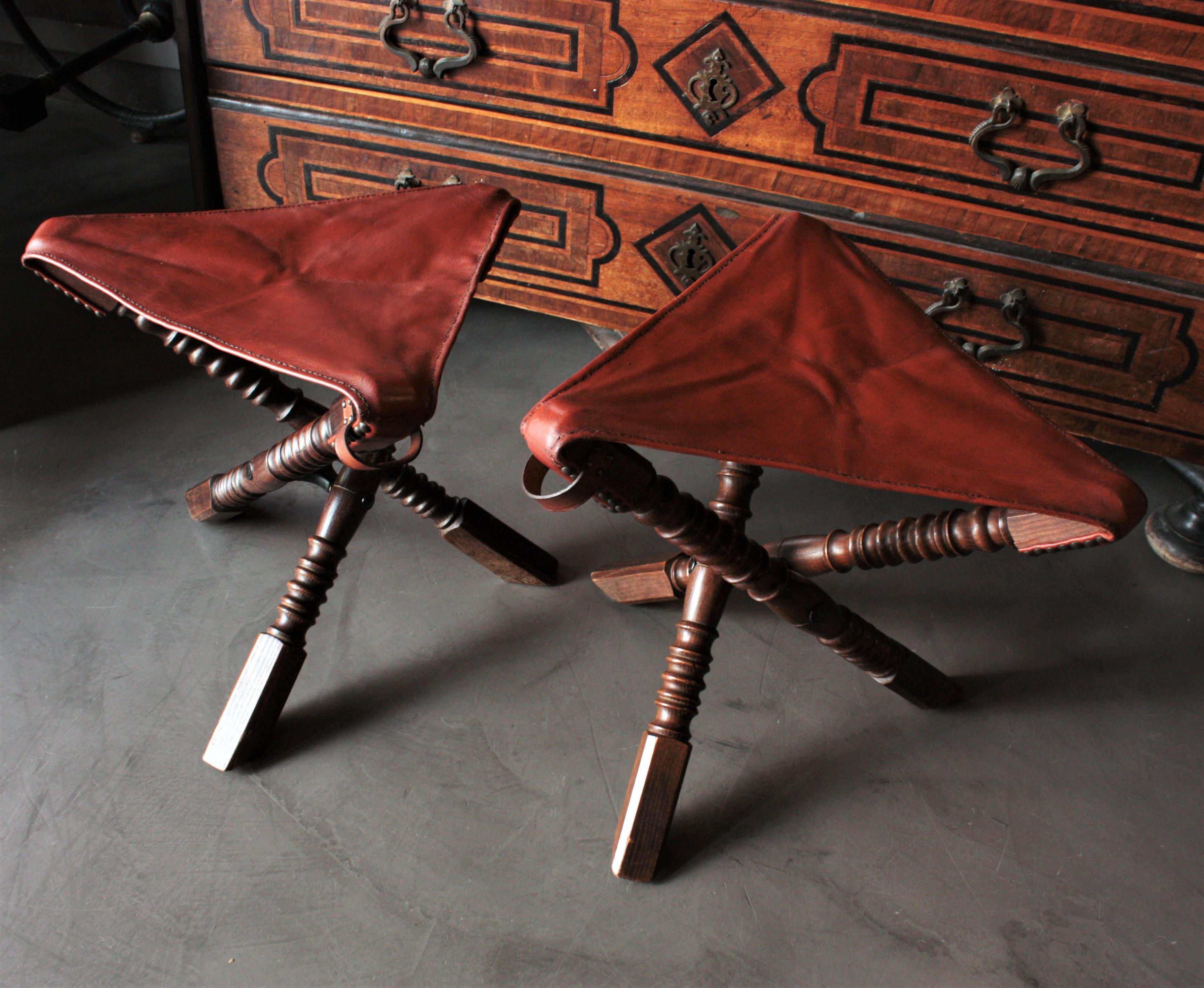 British Colonial Pair of Folding Tripod Stools in Oakwood and Leather  For Sale
