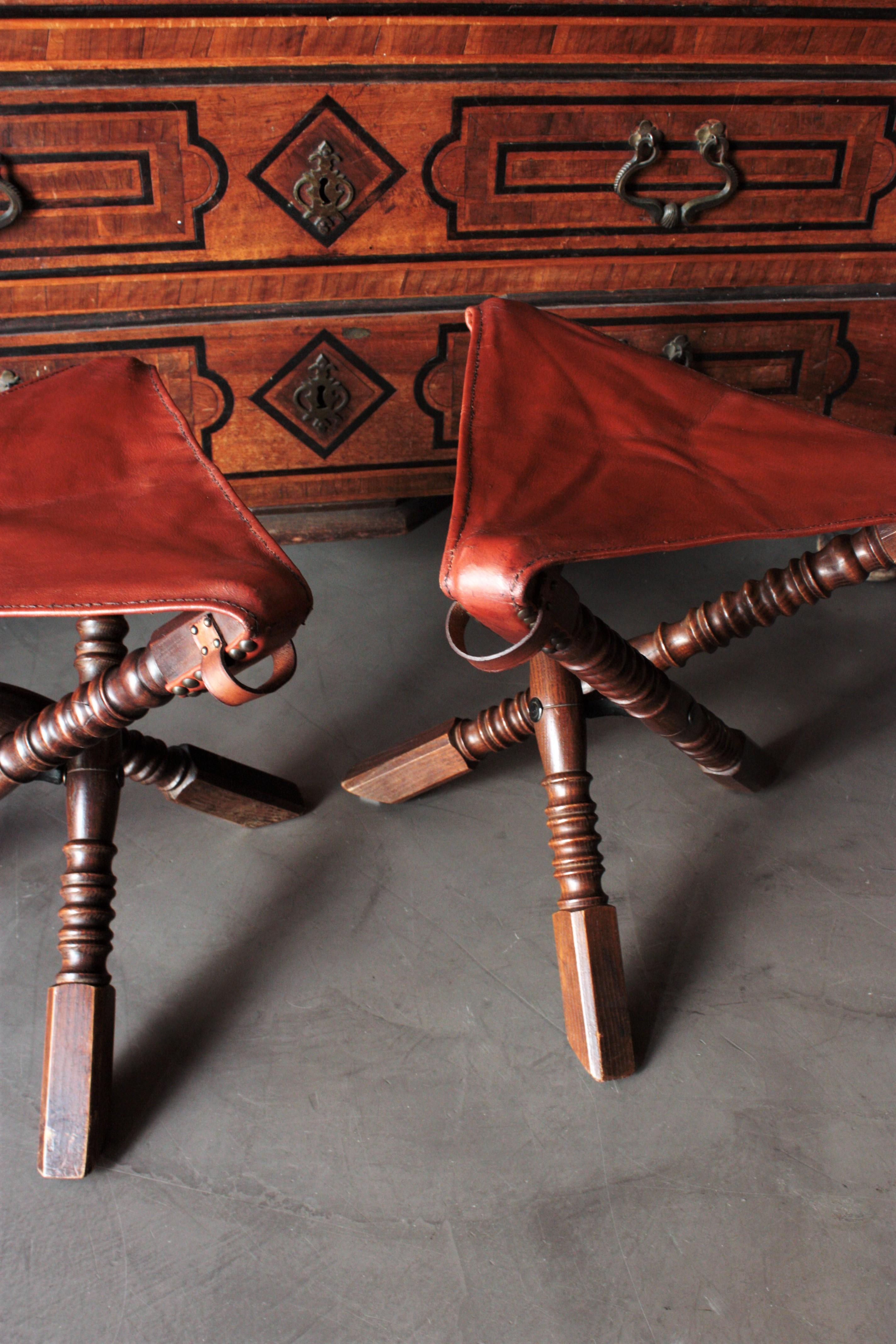 English Pair of Folding Tripod Stools in Oakwood and Leather  For Sale