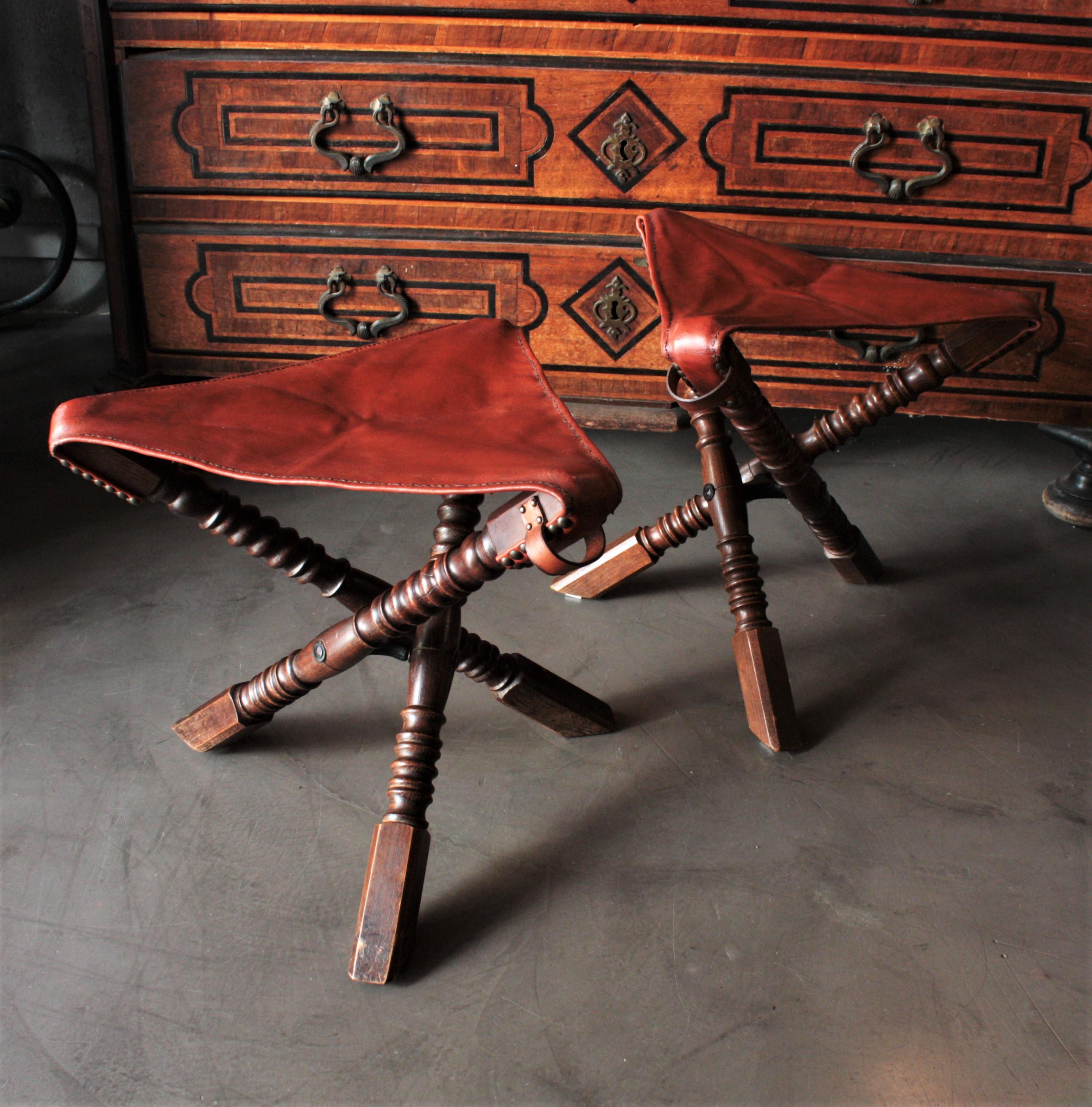 20th Century Pair of Folding Tripod Stools in Oakwood and Leather  For Sale